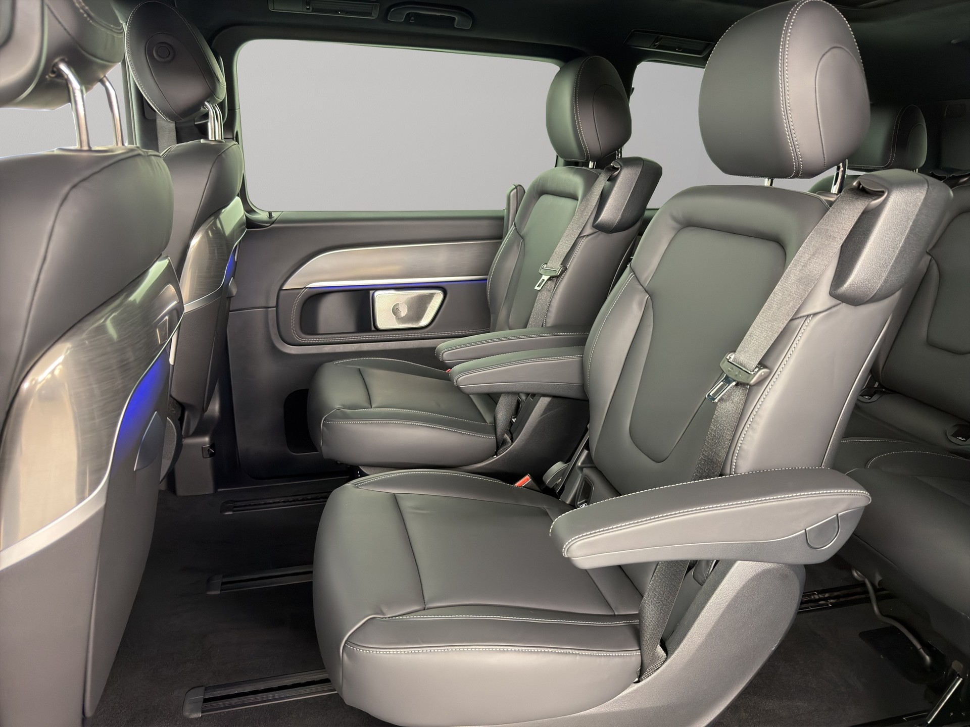 MERCEDES-BENZ V 300 d Swiss Ed. lang 4matic Van-image-9