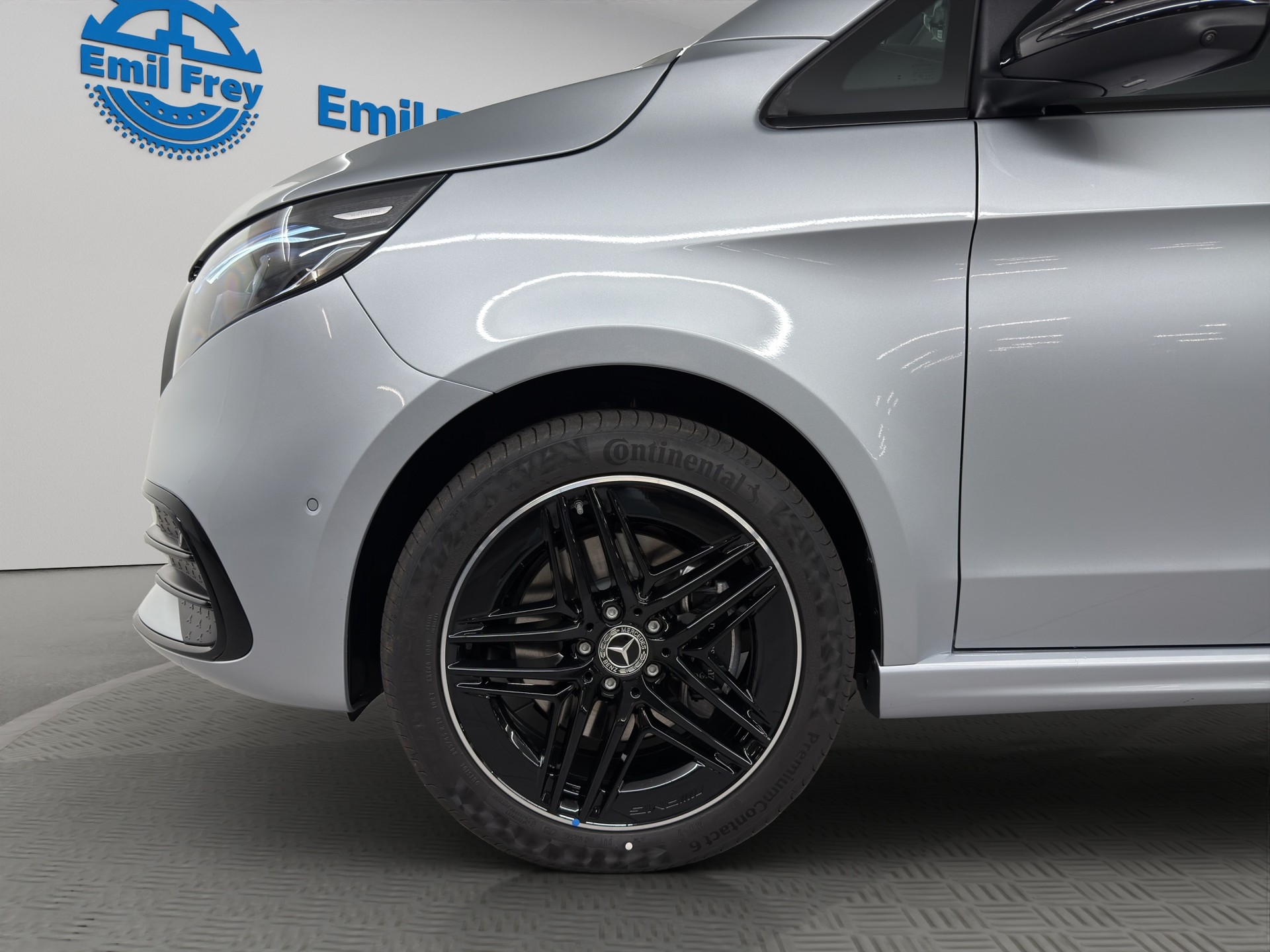 MERCEDES-BENZ V 300 d Swiss Ed. lang 4matic Van-showroom-element-3