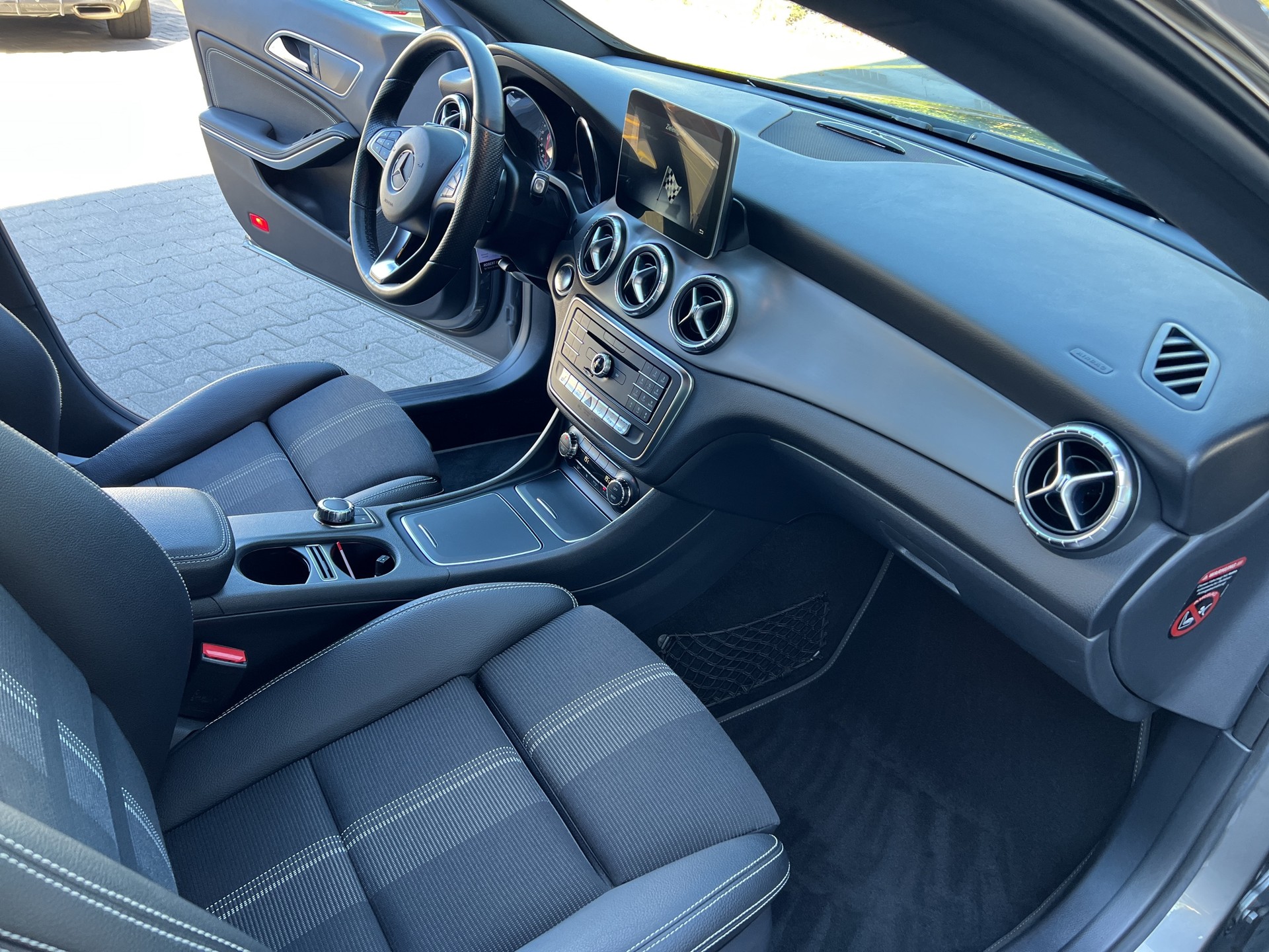 MERCEDES-BENZ CLA 200 Night Star 7G-DCT-image-6
