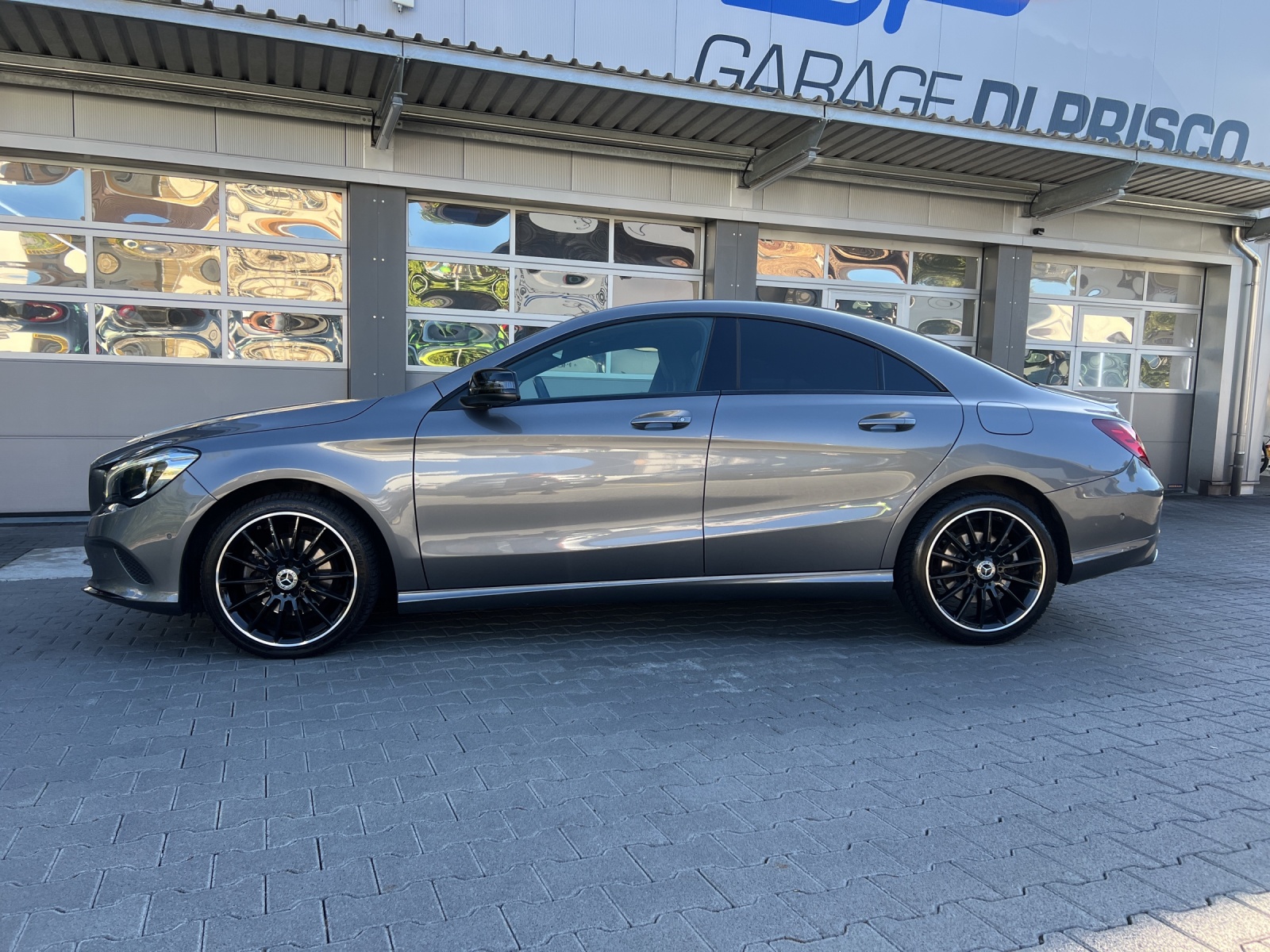 MERCEDES-BENZ CLA 200 Night Star 7G-DCT-showroom-element-1