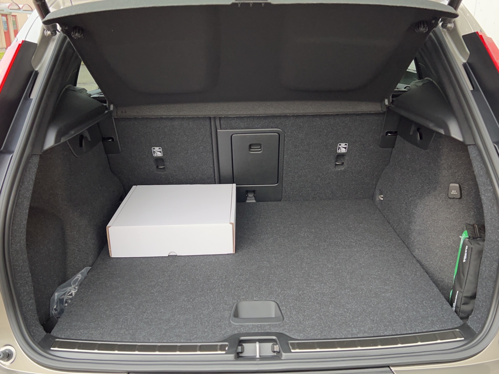 VOLVO XC40 1.5 T5 PiH Inscription-image-11