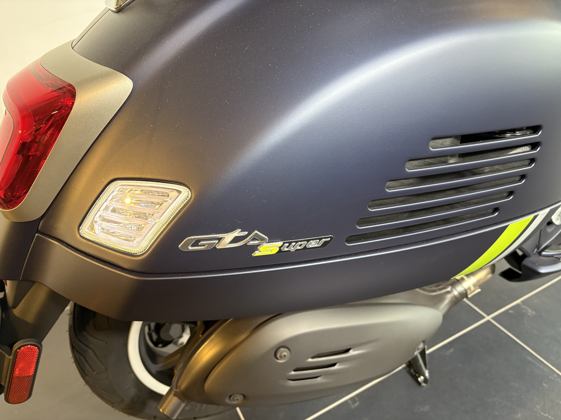 PIAGGIO Vespa GTS 300 HPE Super Tech-image-2