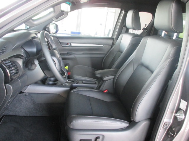TOYOTA Hilux 2.8D-4D Invincible Extra Cab 4x4 A-image-5