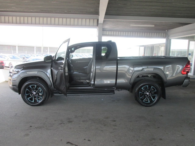 TOYOTA Hilux 2.8D-4D Invincible Extra Cab 4x4 A-image-3