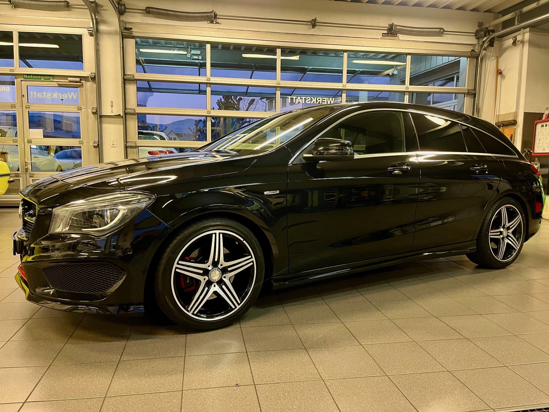 MERCEDES-BENZ CLA Shooting Brake 250 Sport 7G-DCT 4Matic-image-4