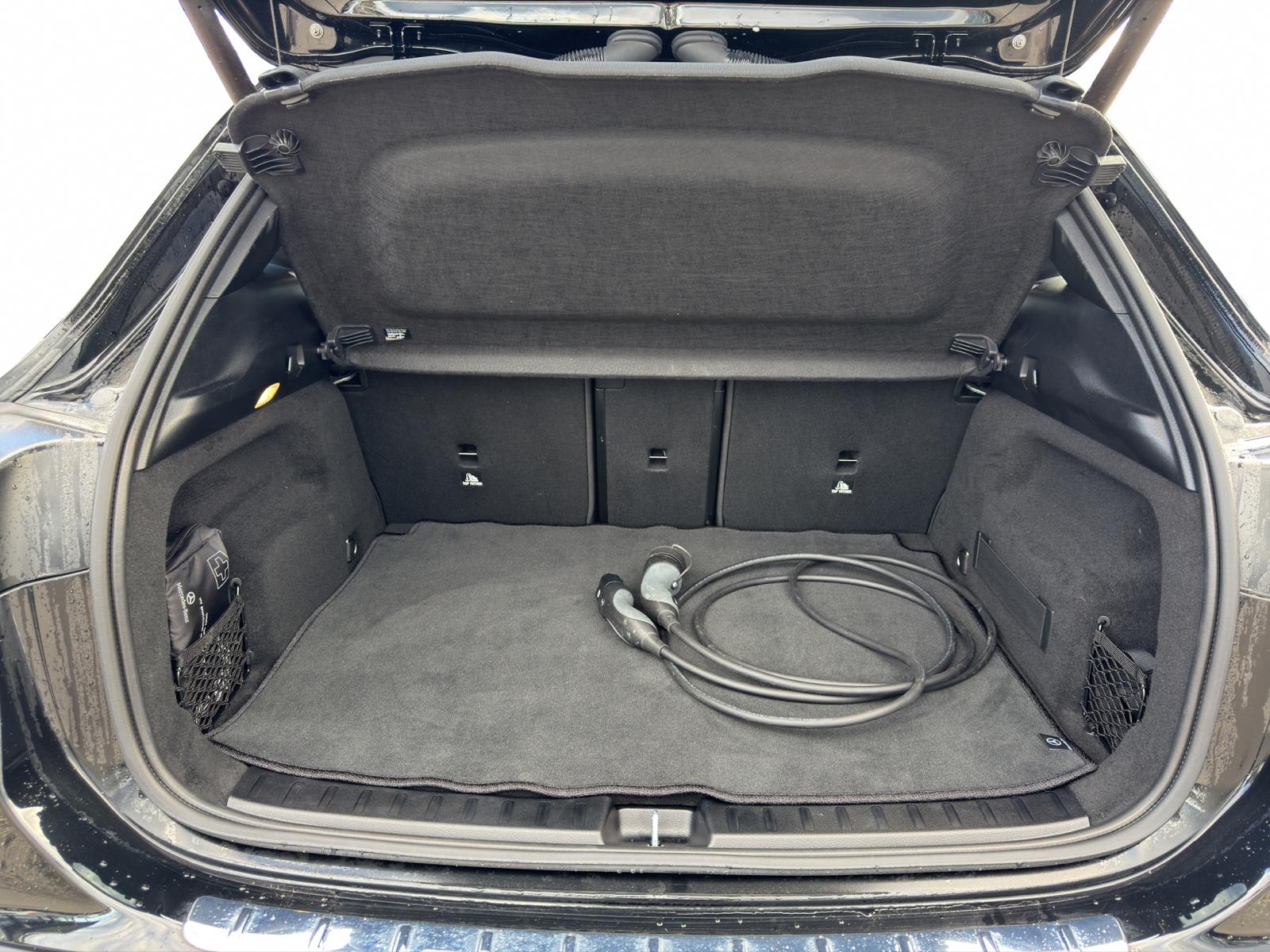 MERCEDES-BENZ EQA 300 AMG Line 4Matic-image-11