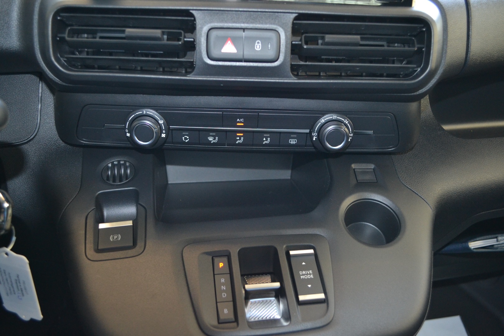 PEUGEOT e-Partner Long 50kWh Premium-image-8