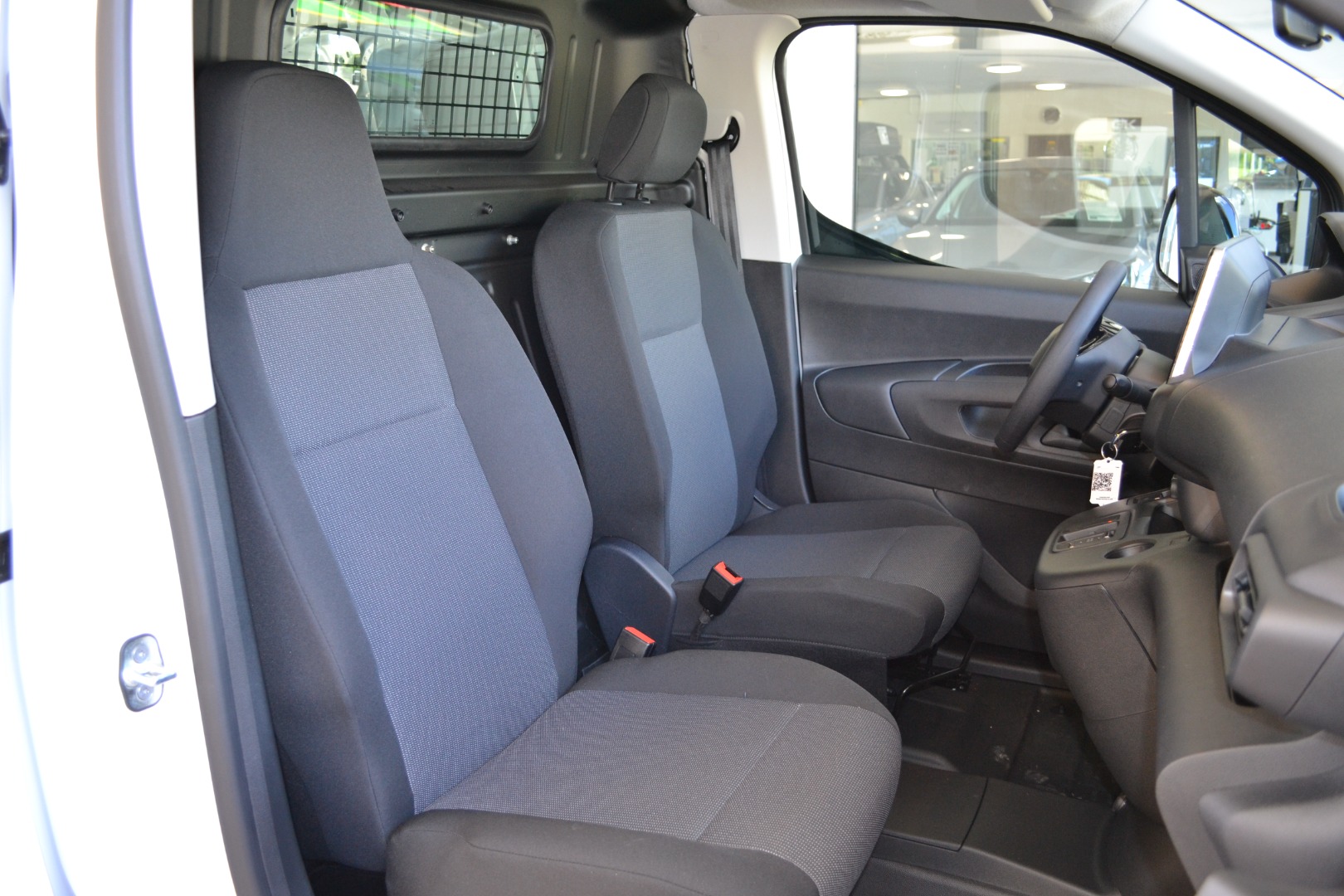 PEUGEOT e-Partner Long 50kWh Premium-image-14