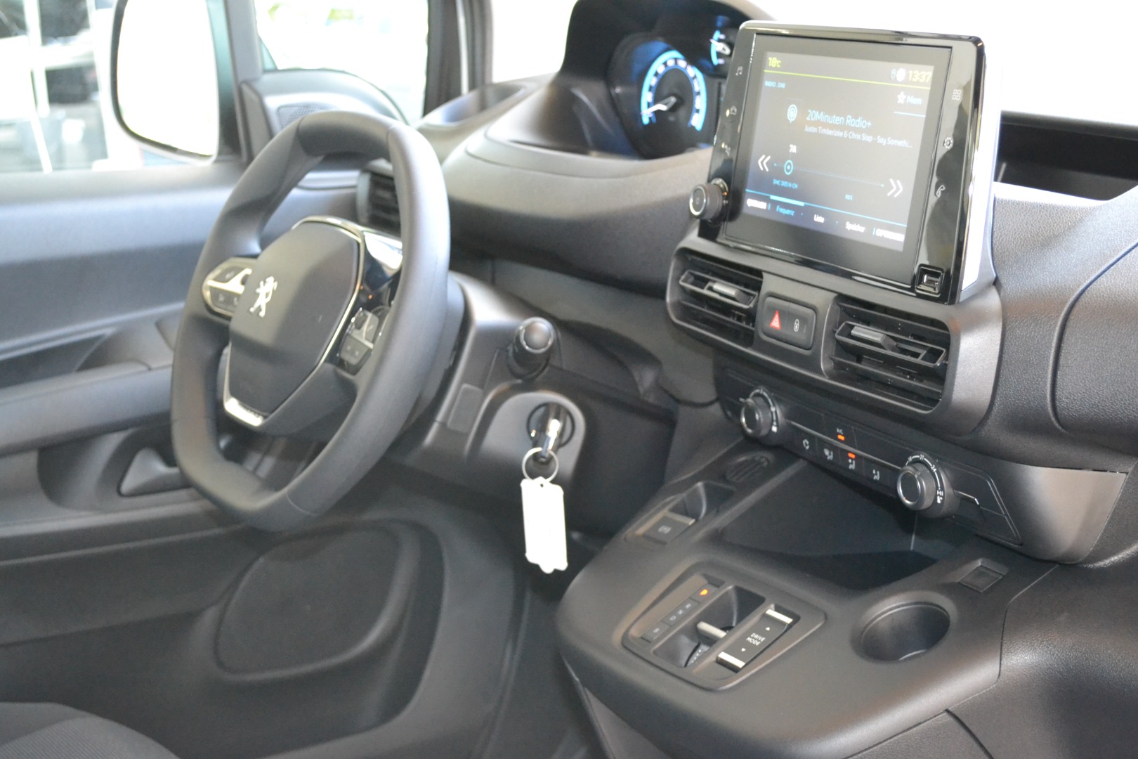 PEUGEOT e-Partner Long 50kWh Premium-image-13