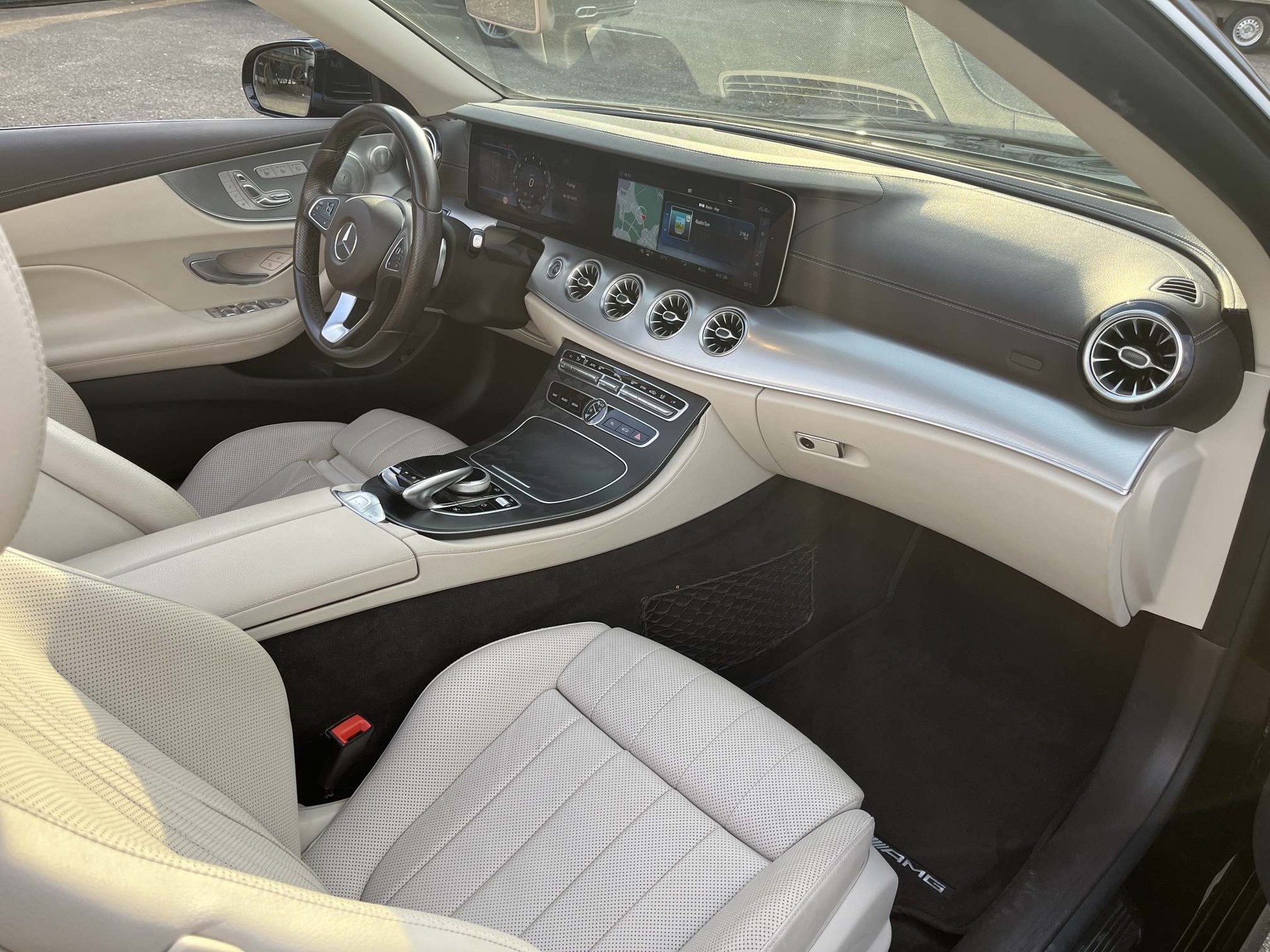 MERCEDES-BENZ E 400 AMG Line 4matic Cabriolet-image-9