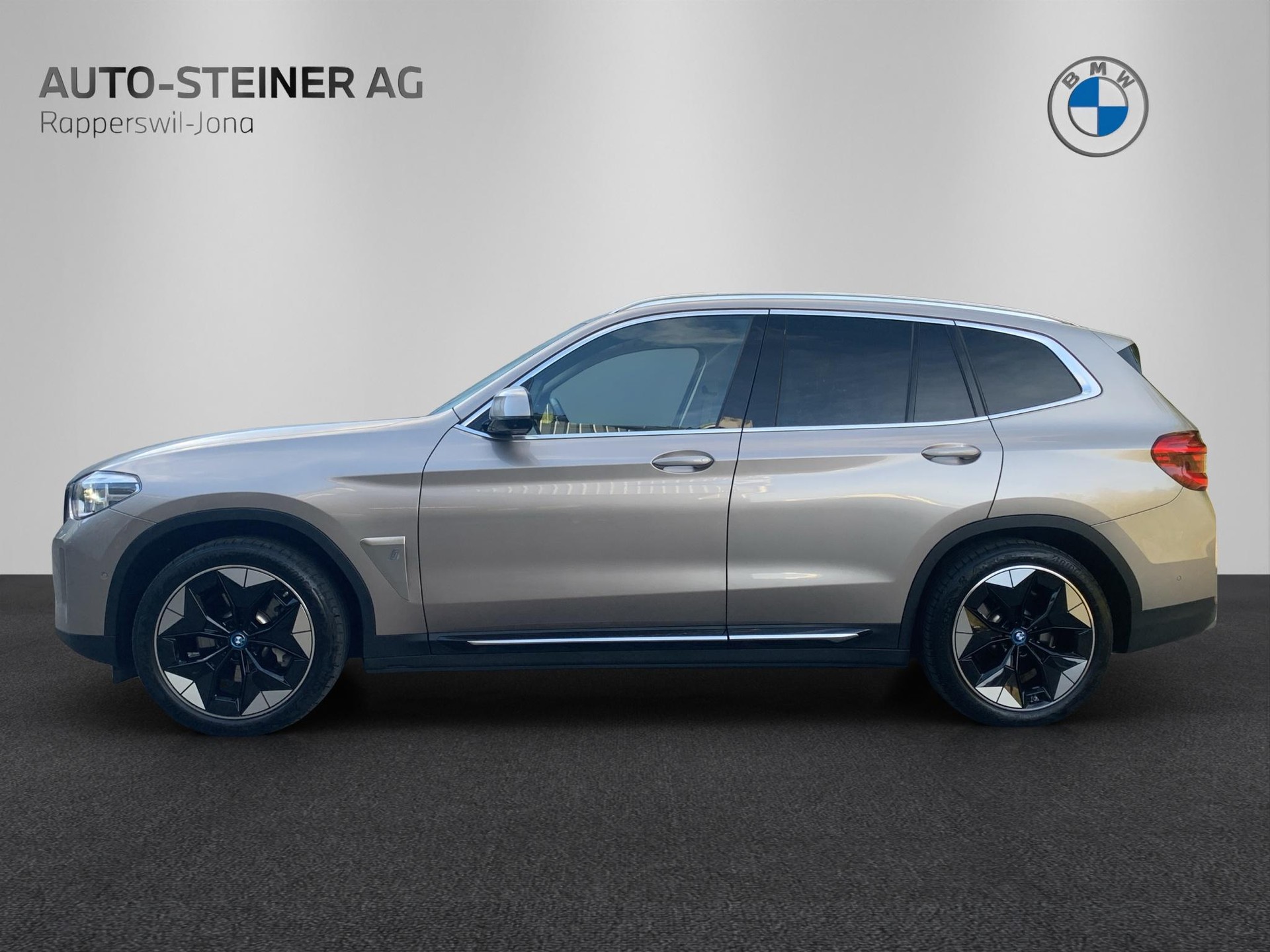 BMW iX3 Impressive-showroom-element-1