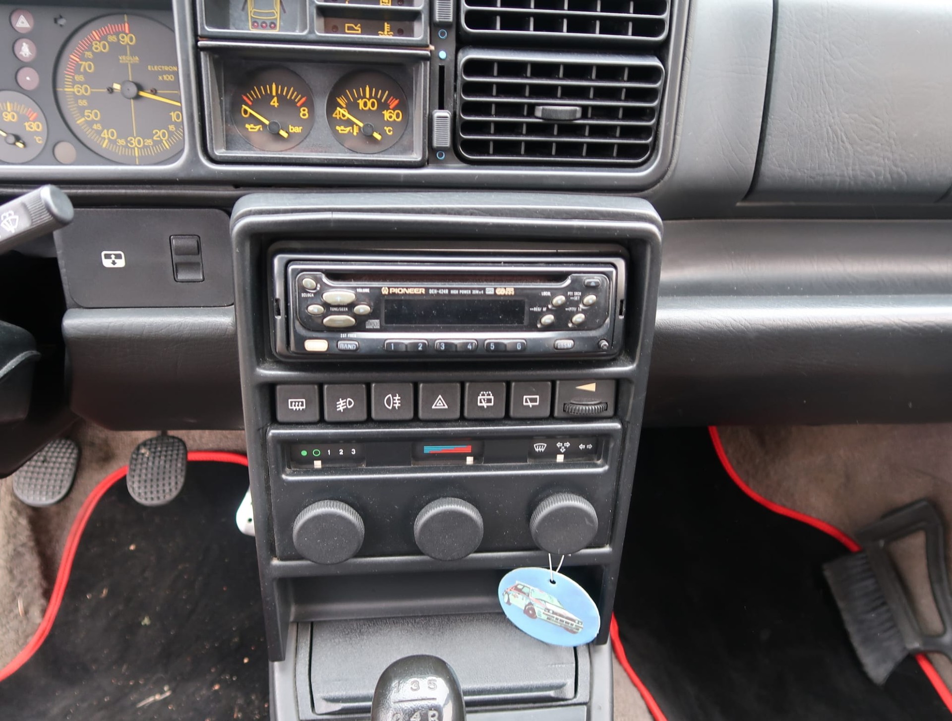 LANCIA Delta HF Integrale ABS - Etat d'origine remarquable - Ligne magistrale et combinaison de couleurs Martini (vétéran)-image-17