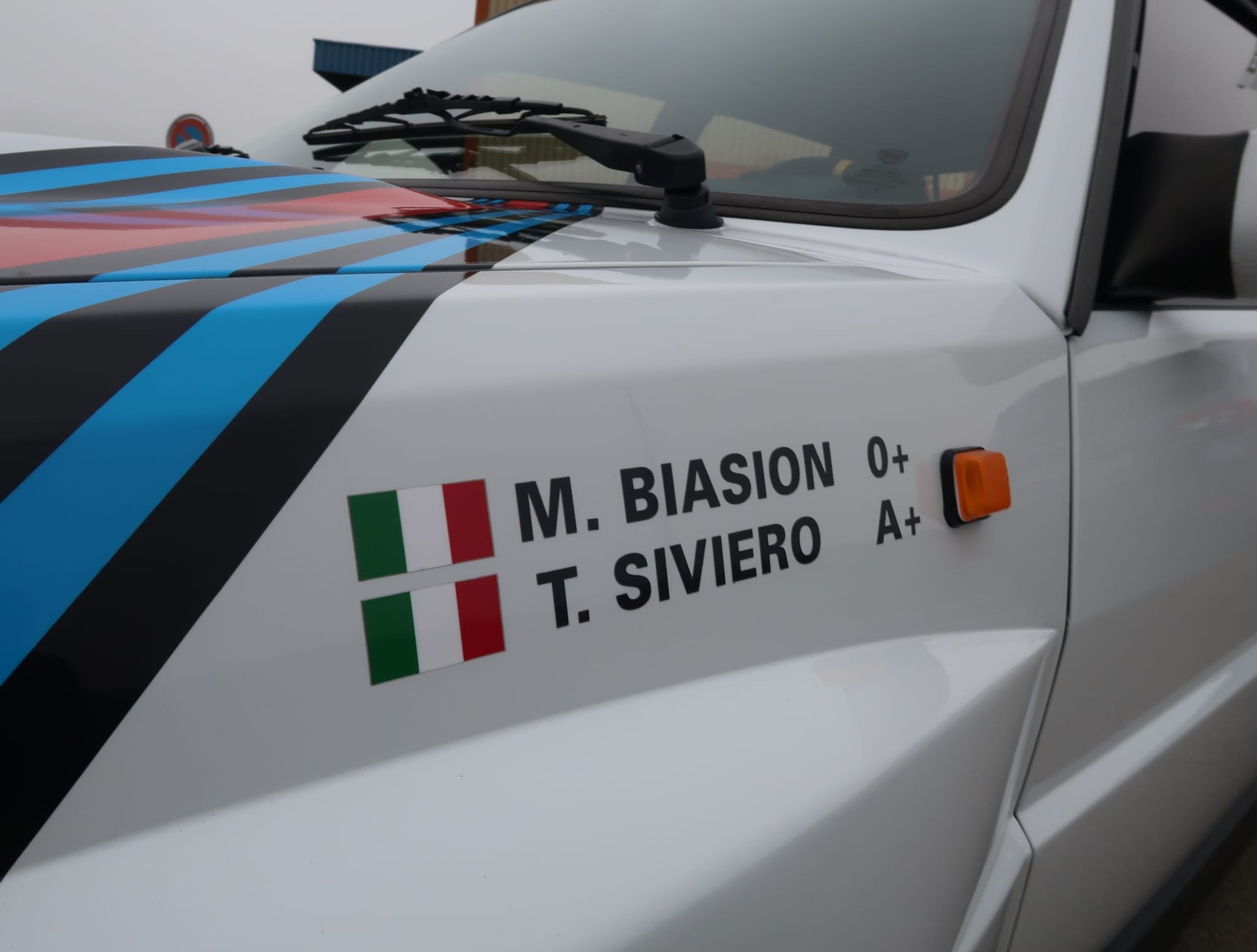 LANCIA Delta HF Integrale ABS - Etat d'origine remarquable - Ligne magistrale et combinaison de couleurs Martini (vétéran)-image-5