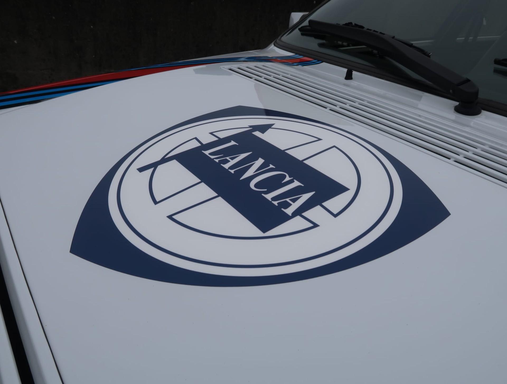 LANCIA Delta HF Integrale ABS - Etat d'origine remarquable - Ligne magistrale et combinaison de couleurs Martini (vétéran)-image-6