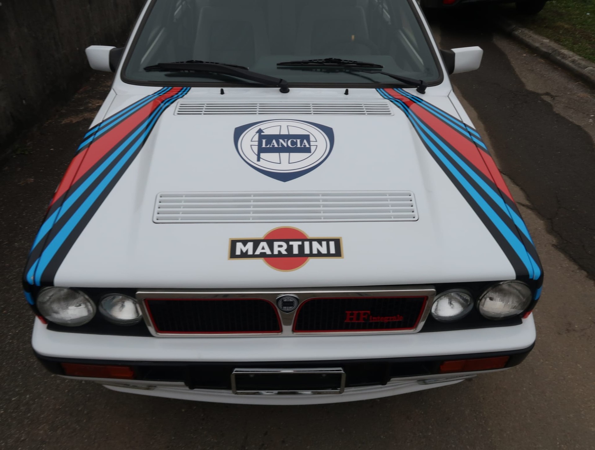 LANCIA Delta HF Integrale ABS - Etat d'origine remarquable - Ligne magistrale et combinaison de couleurs Martini (vétéran)-image-9