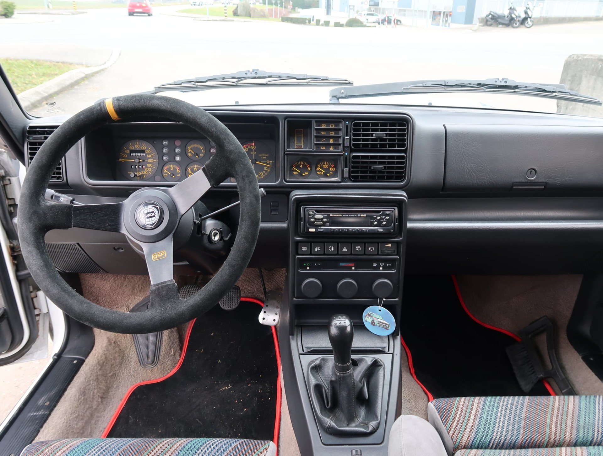 LANCIA Delta HF Integrale ABS - Etat d'origine remarquable - Ligne magistrale et combinaison de couleurs Martini (vétéran)-image-12