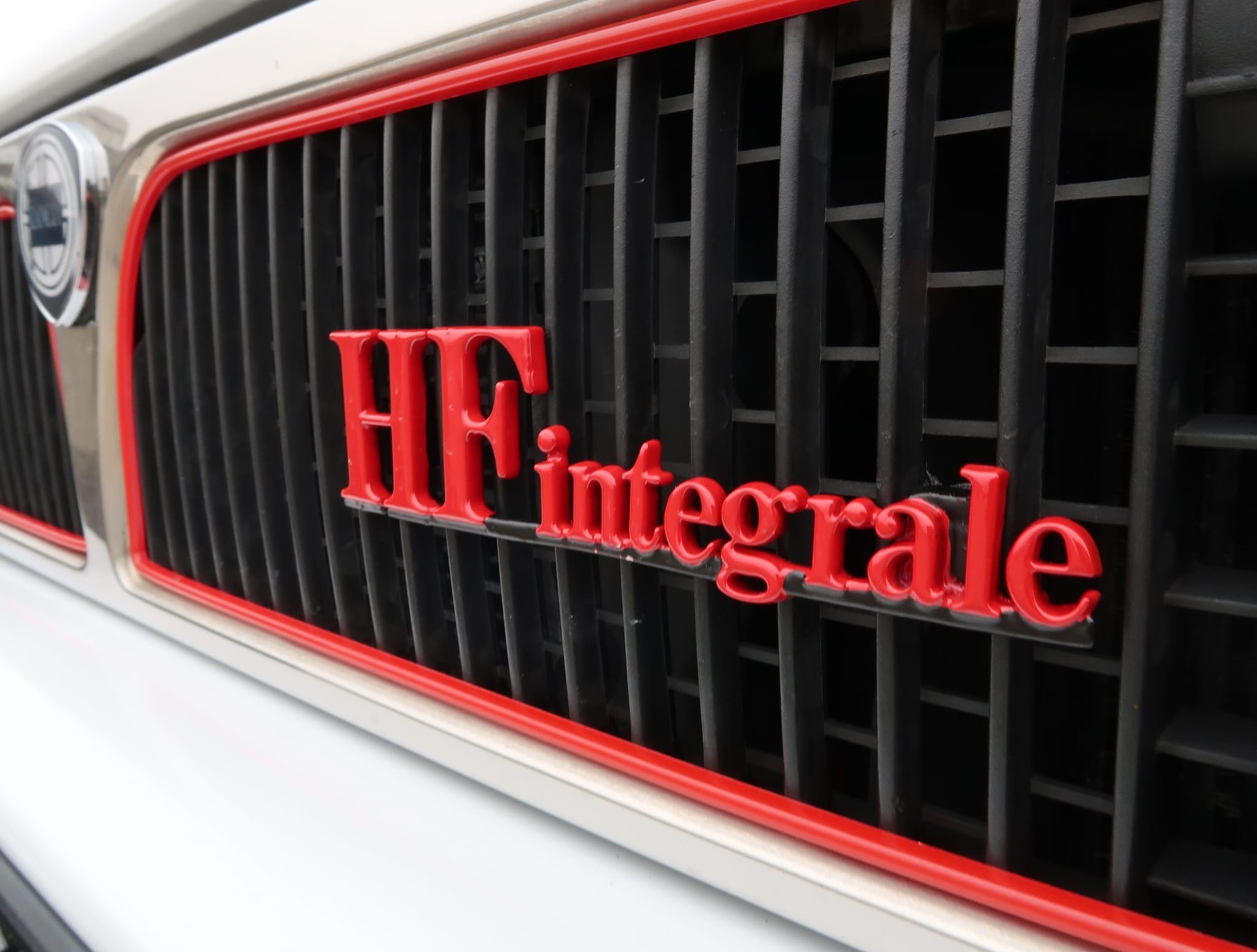 LANCIA Delta HF Integrale ABS - Etat d'origine remarquable - Ligne magistrale et combinaison de couleurs Martini (vétéran)-image-10
