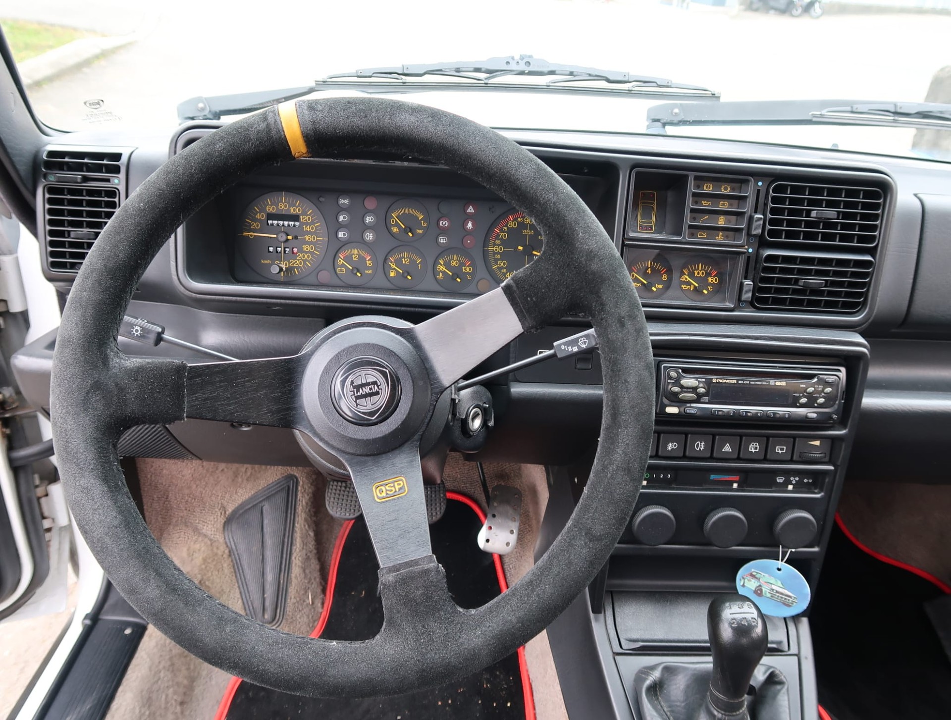 LANCIA Delta HF Integrale ABS - Etat d'origine remarquable - Ligne magistrale et combinaison de couleurs Martini (vétéran)-image-13