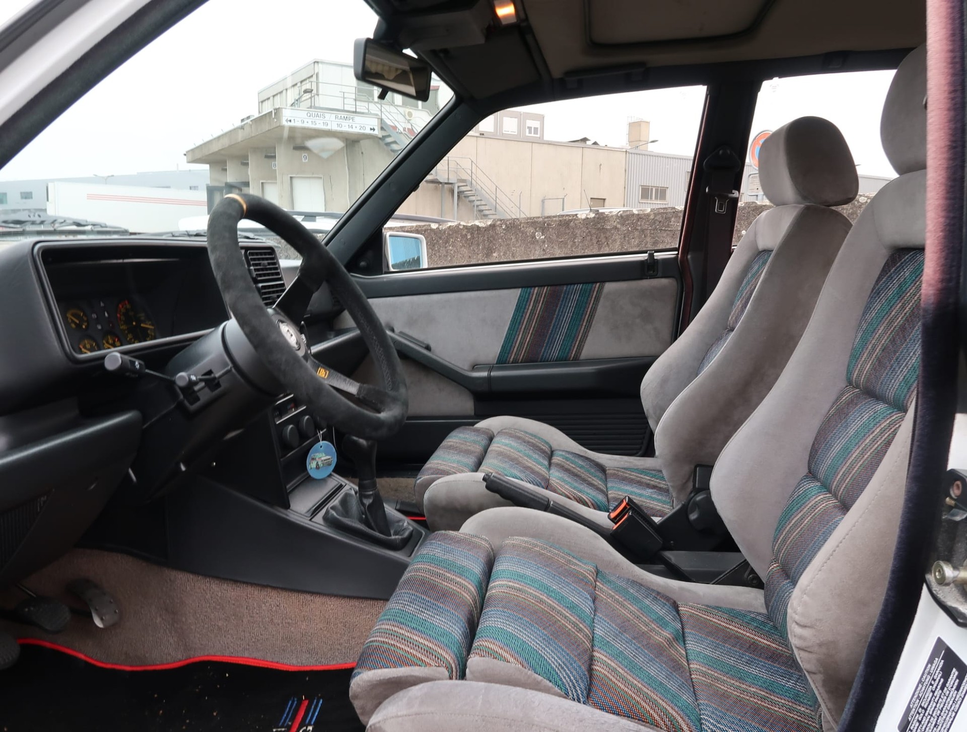 LANCIA Delta HF Integrale ABS - Etat d'origine remarquable - Ligne magistrale et combinaison de couleurs Martini (vétéran)-image-16