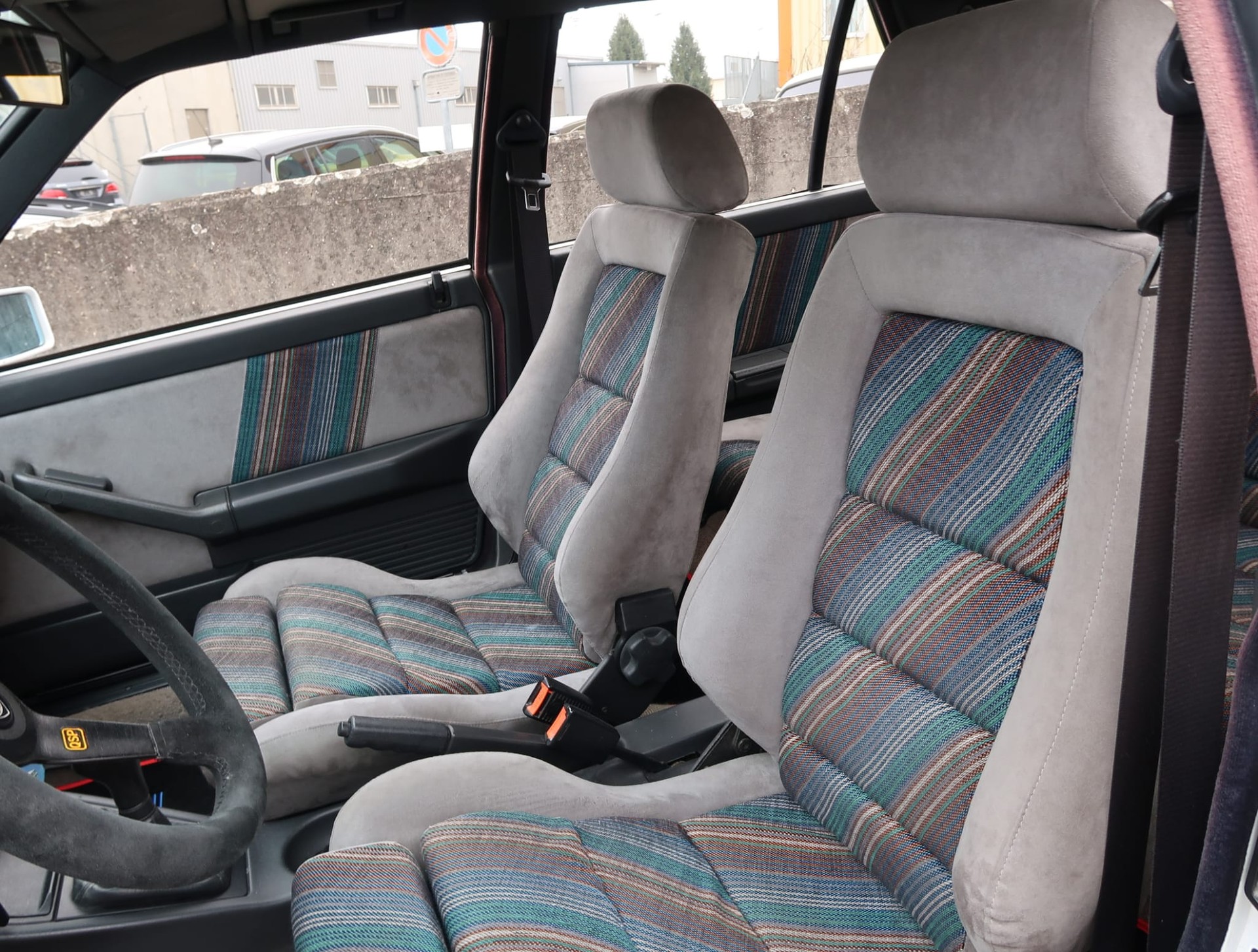 LANCIA Delta HF Integrale ABS - Etat d'origine remarquable - Ligne magistrale et combinaison de couleurs Martini (vétéran)-image-15