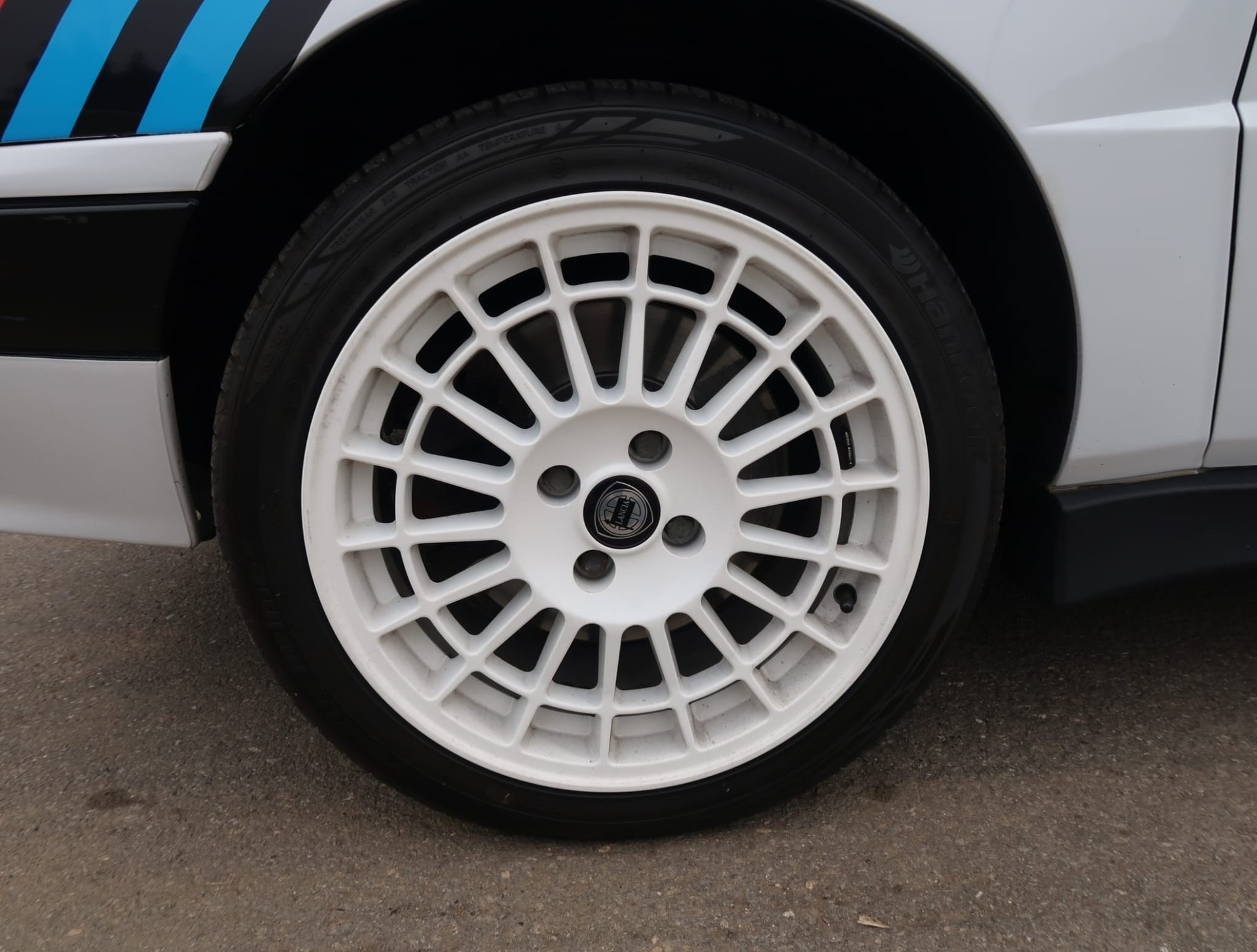 LANCIA Delta HF Integrale ABS - Etat d'origine remarquable - Ligne magistrale et combinaison de couleurs Martini (vétéran)-image-25