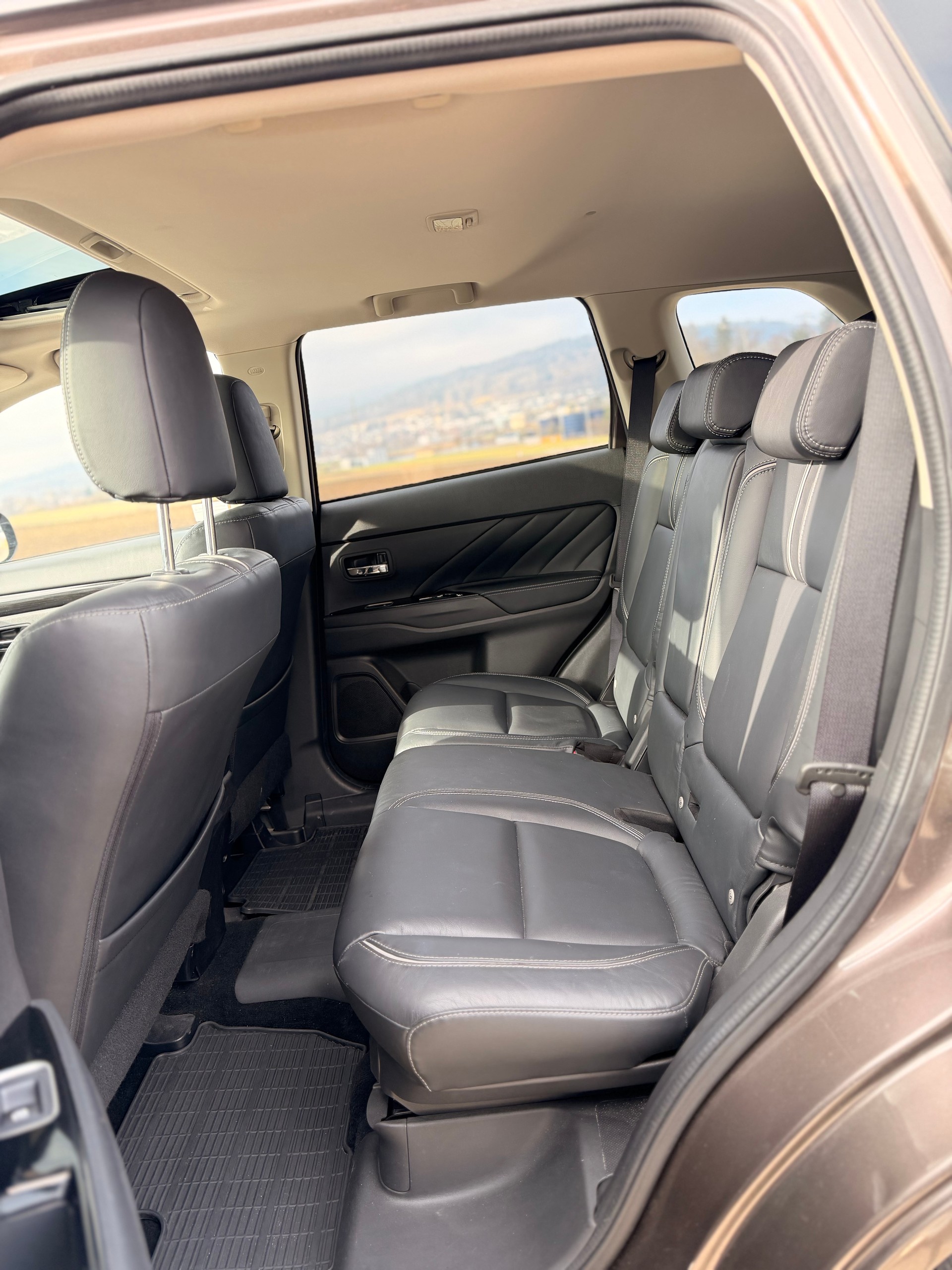 MITSUBISHI Outlander 2.0 PHEV Diamond 4WD Automatic-image-13