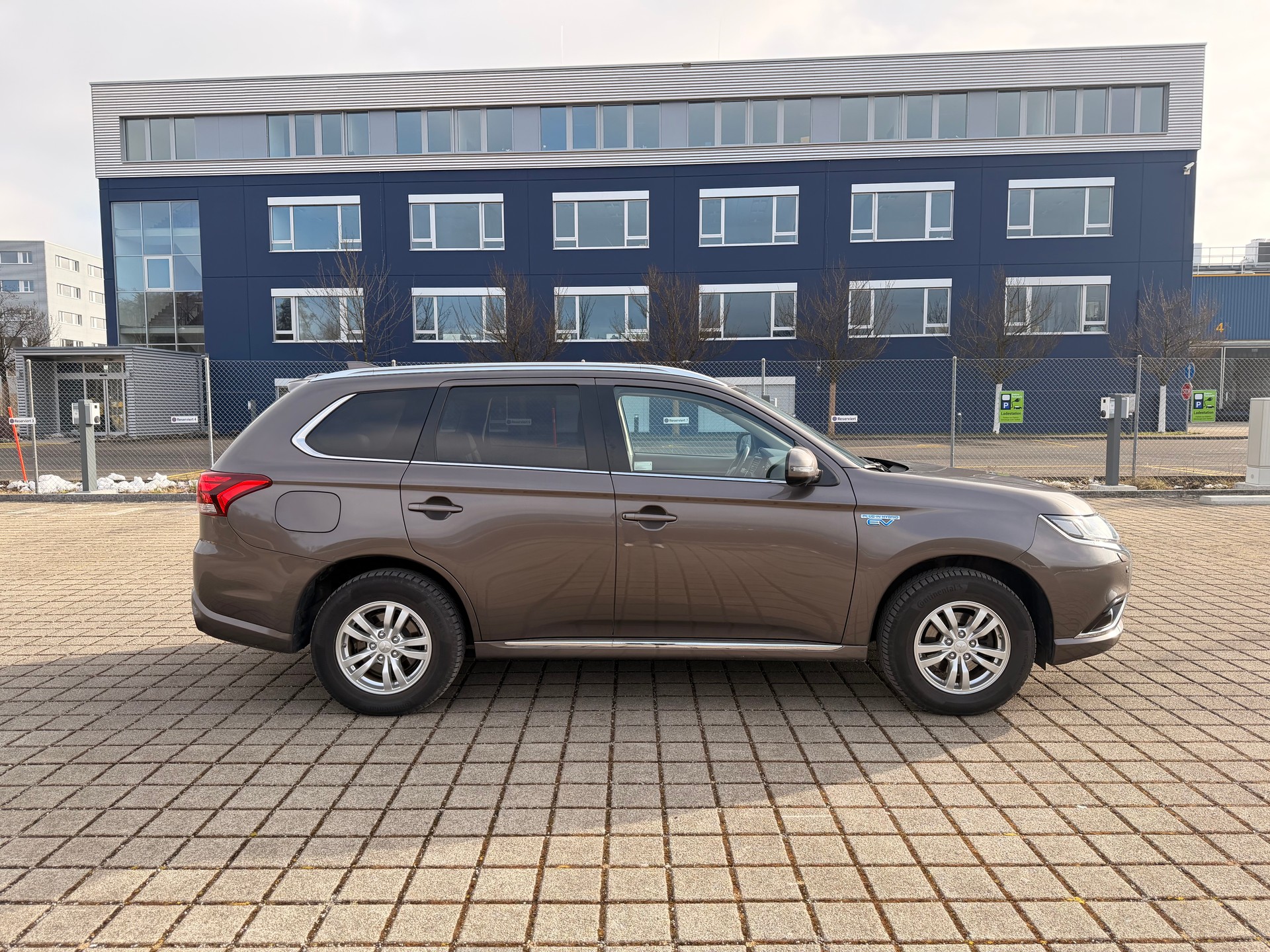 MITSUBISHI Outlander 2.0 PHEV Diamond 4WD Automatic-showroom-element-3