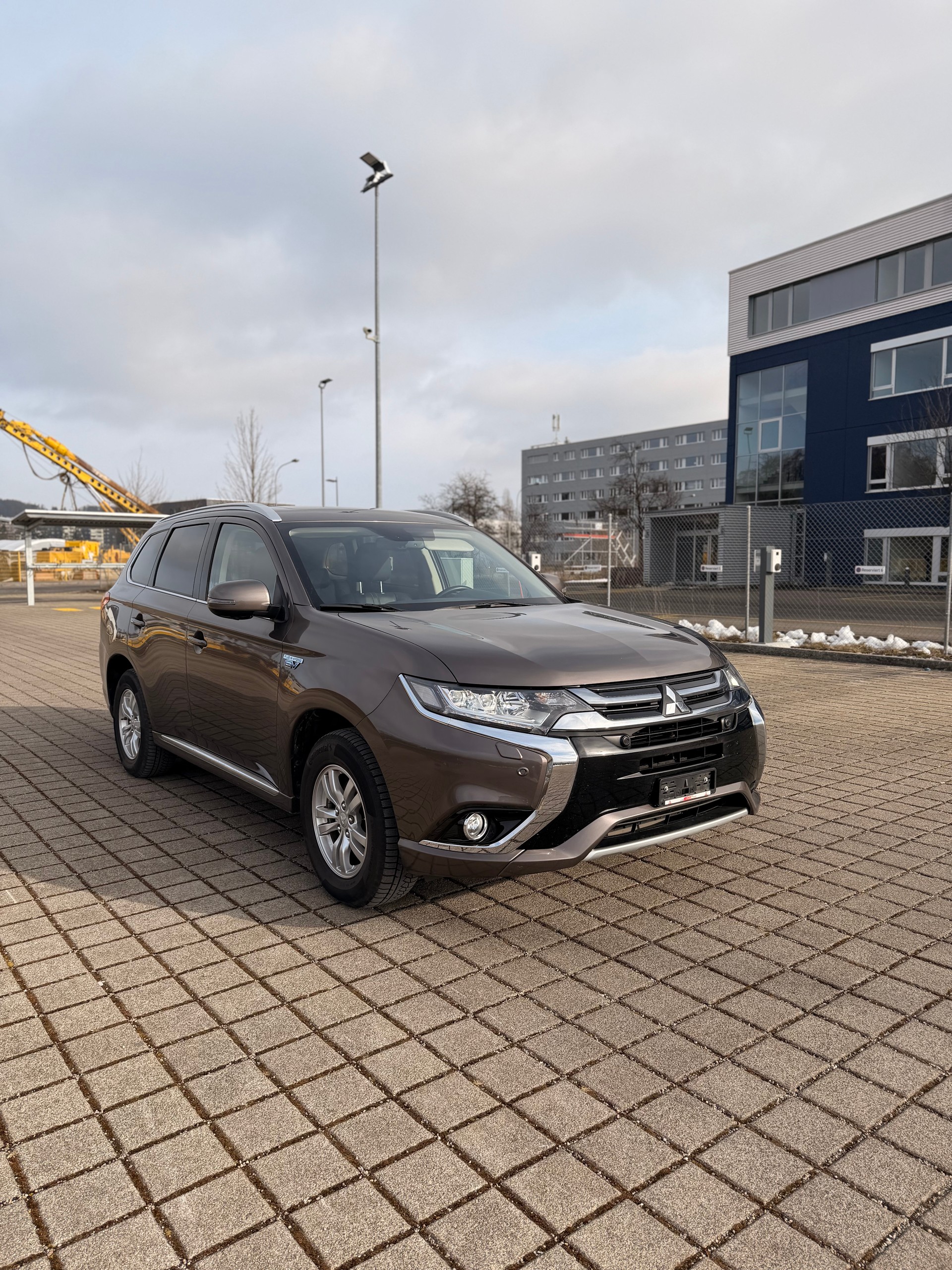 MITSUBISHI Outlander 2.0 PHEV Diamond 4WD Automatic-showroom-element-2