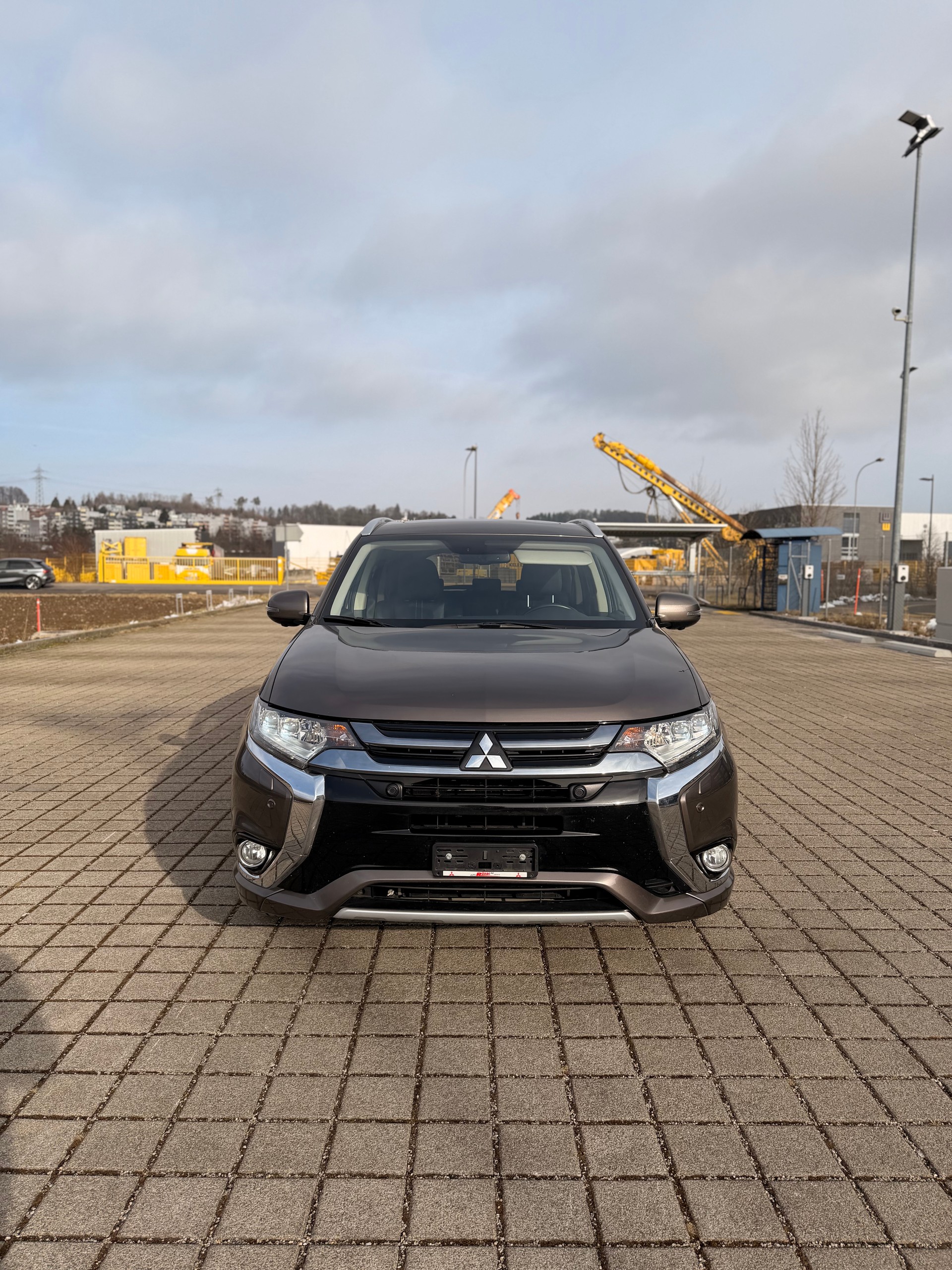 MITSUBISHI Outlander 2.0 PHEV Diamond 4WD Automatic-showroom-element-1