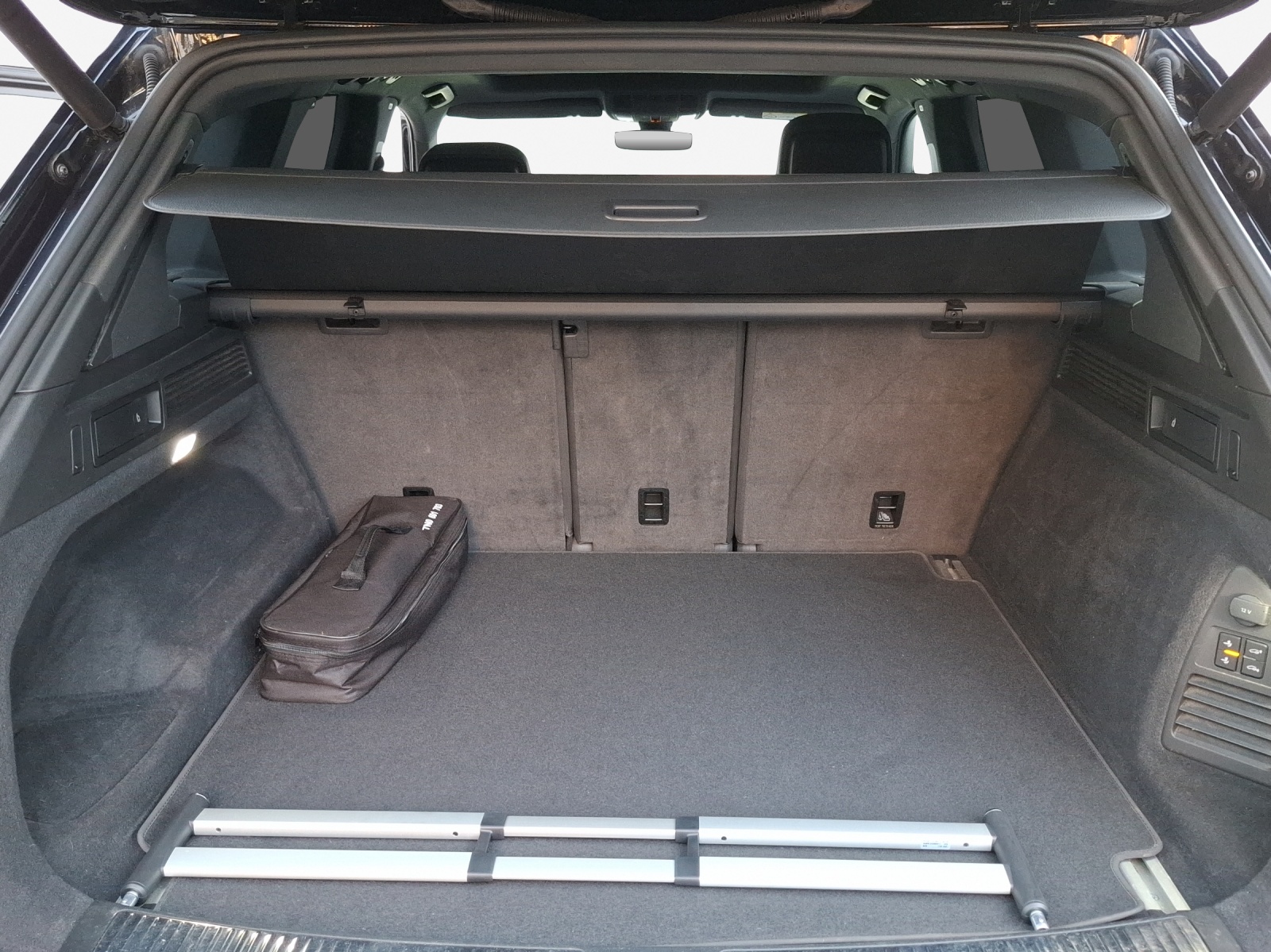VW Touareg 3.0 TSI R-Line Tiptronic-image-12
