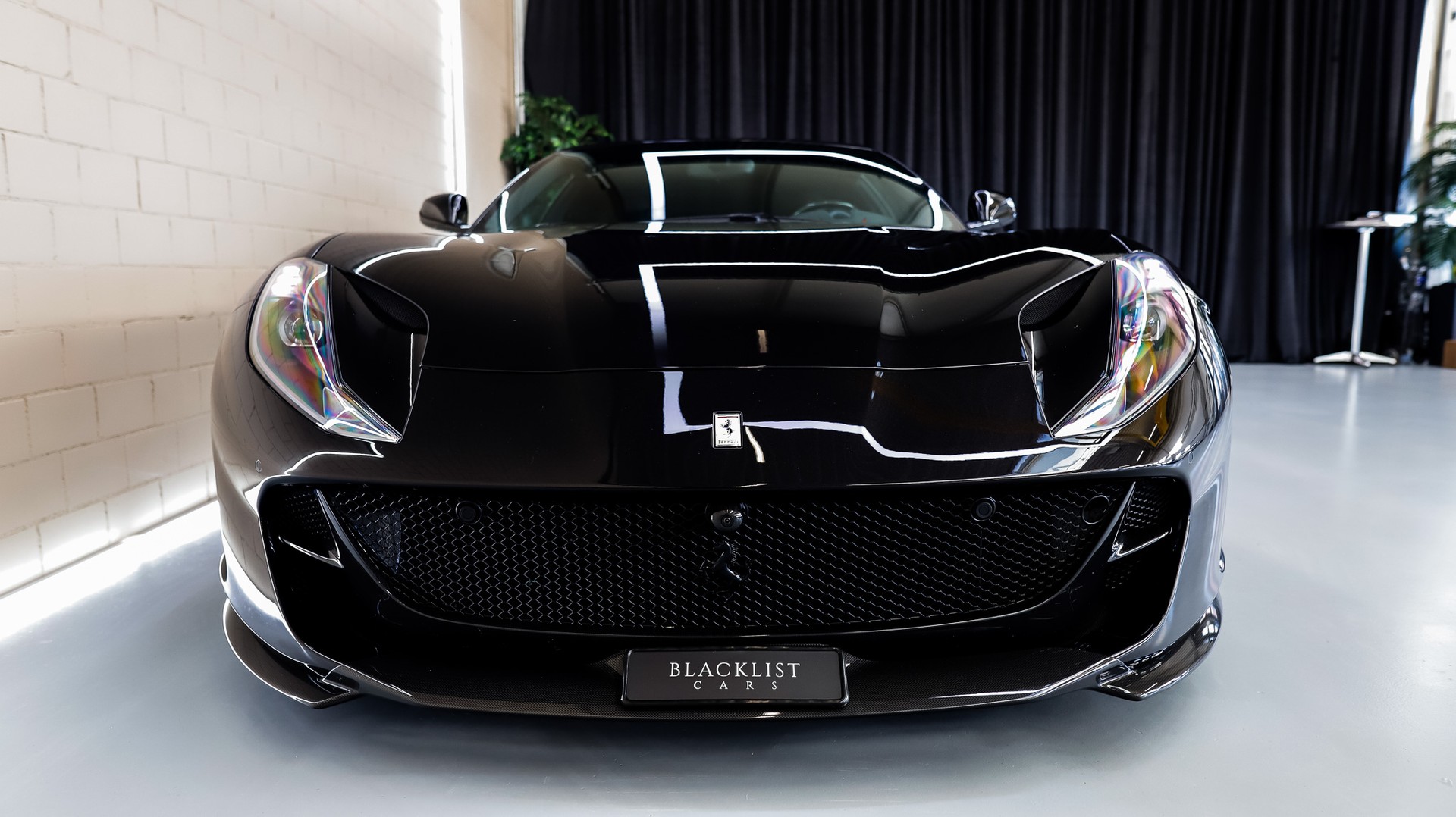 FERRARI 812 Superfast Batmans Batmobil-showroom-element-3