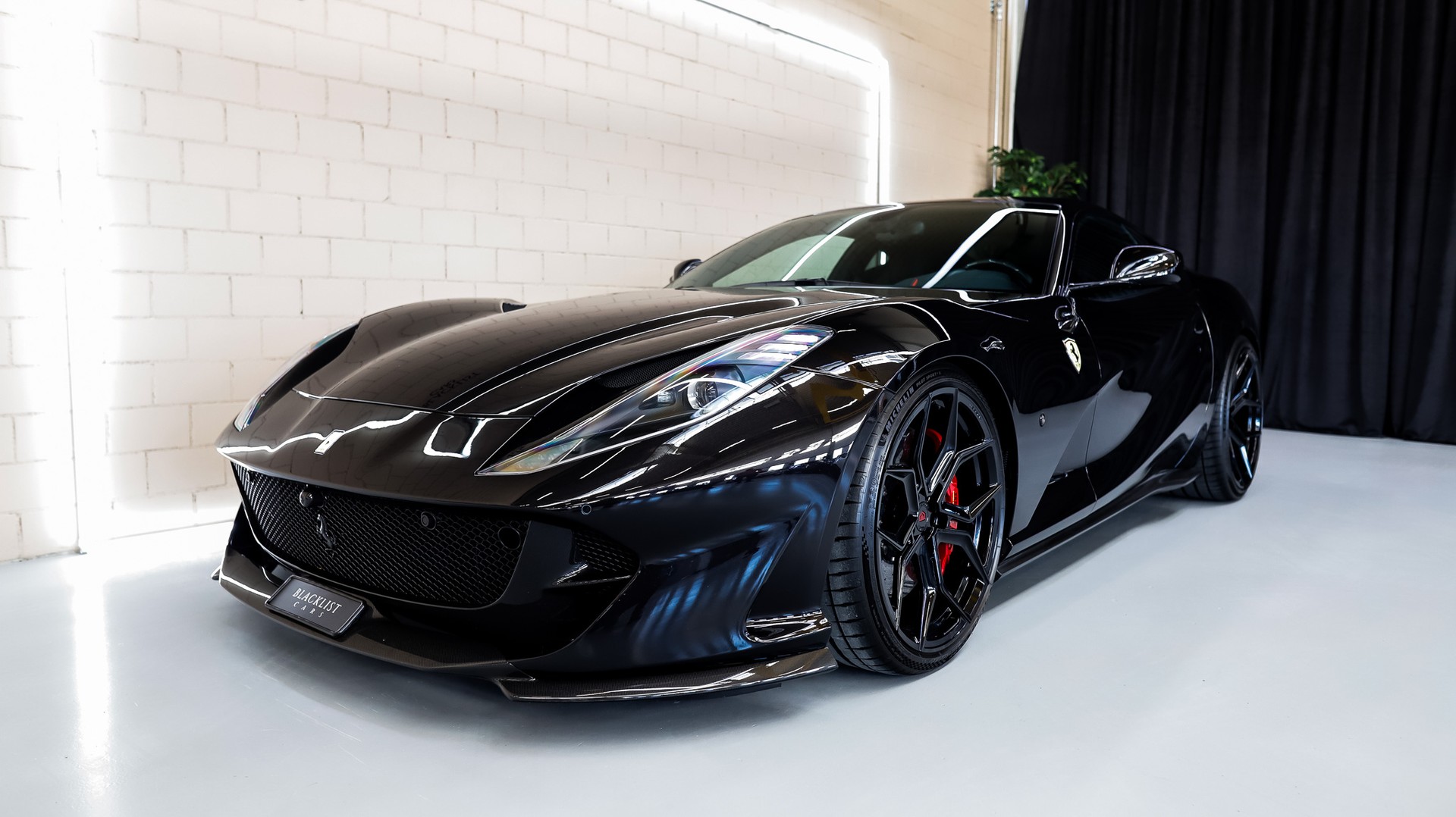 FERRARI 812 Superfast Batmans Batmobil-showroom-element-2