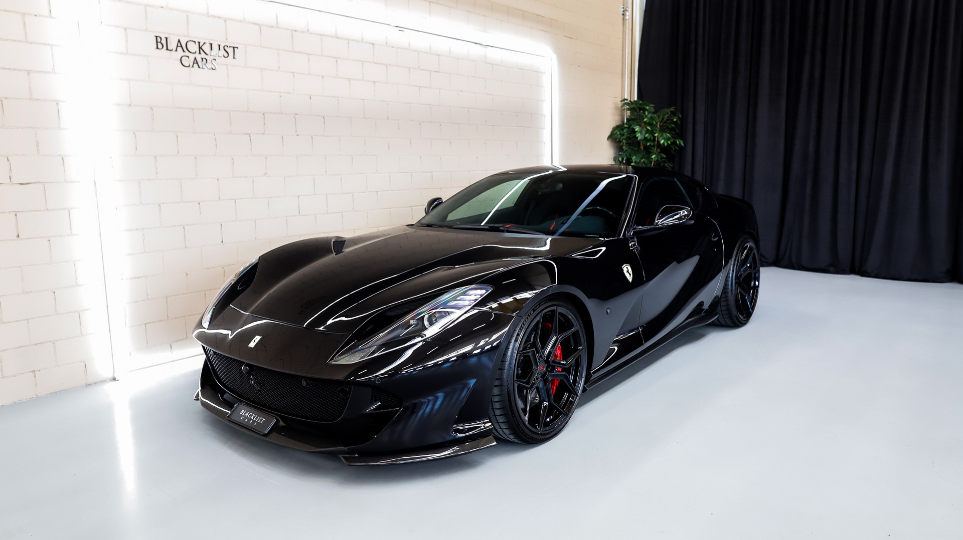 FERRARI 812 Superfast Batmans Batmobil-showroom-element-1