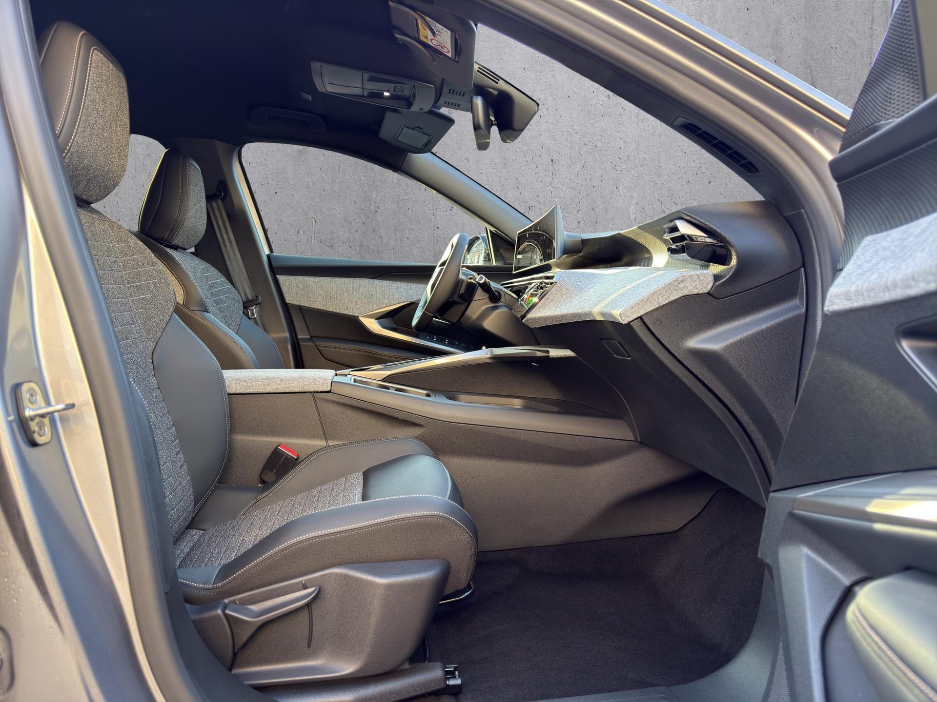 PEUGEOT 5008 1.2 Hybrid Allure Premium-image-18