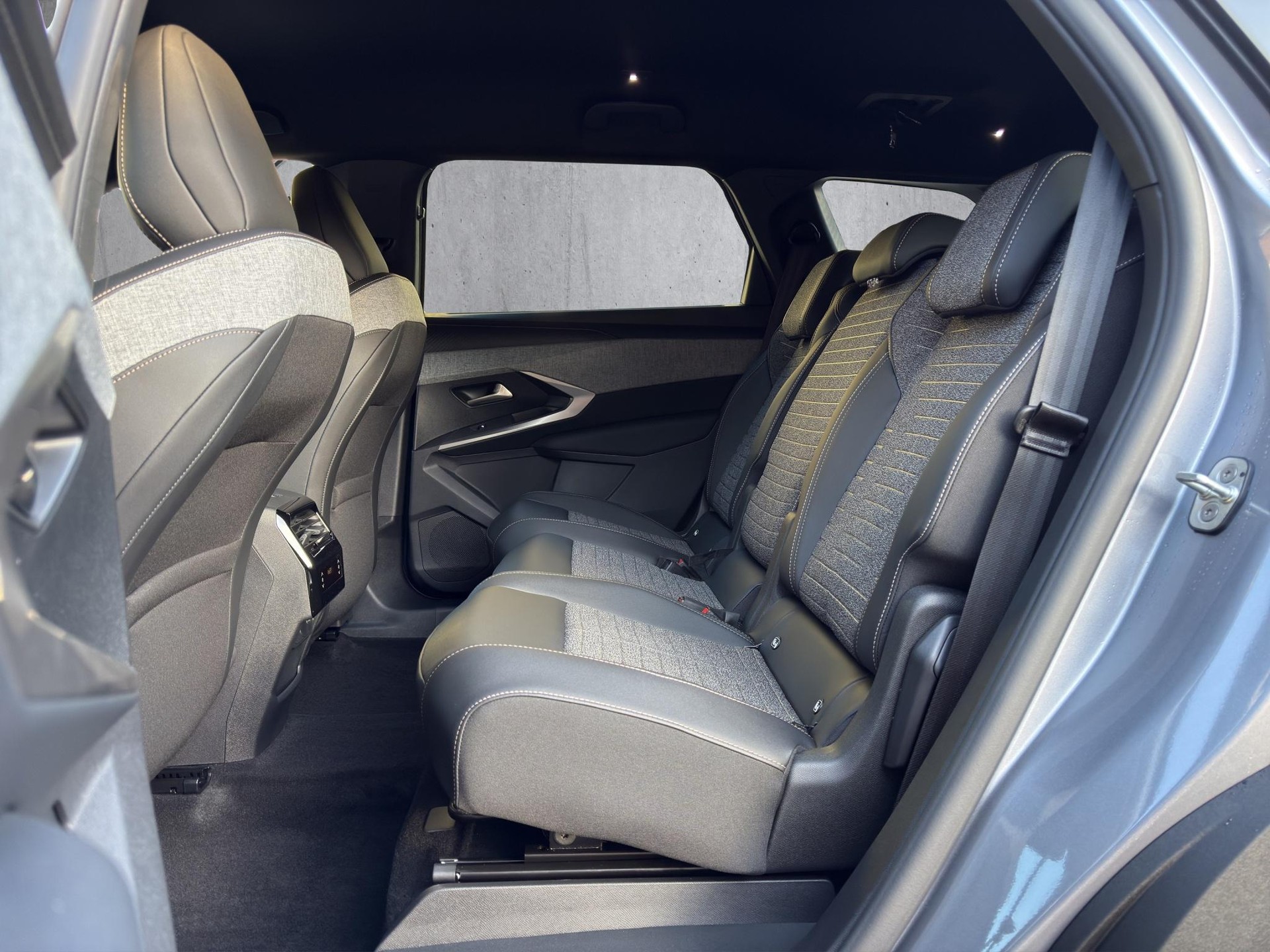 PEUGEOT 5008 1.2 Hybrid Allure Premium-image-15