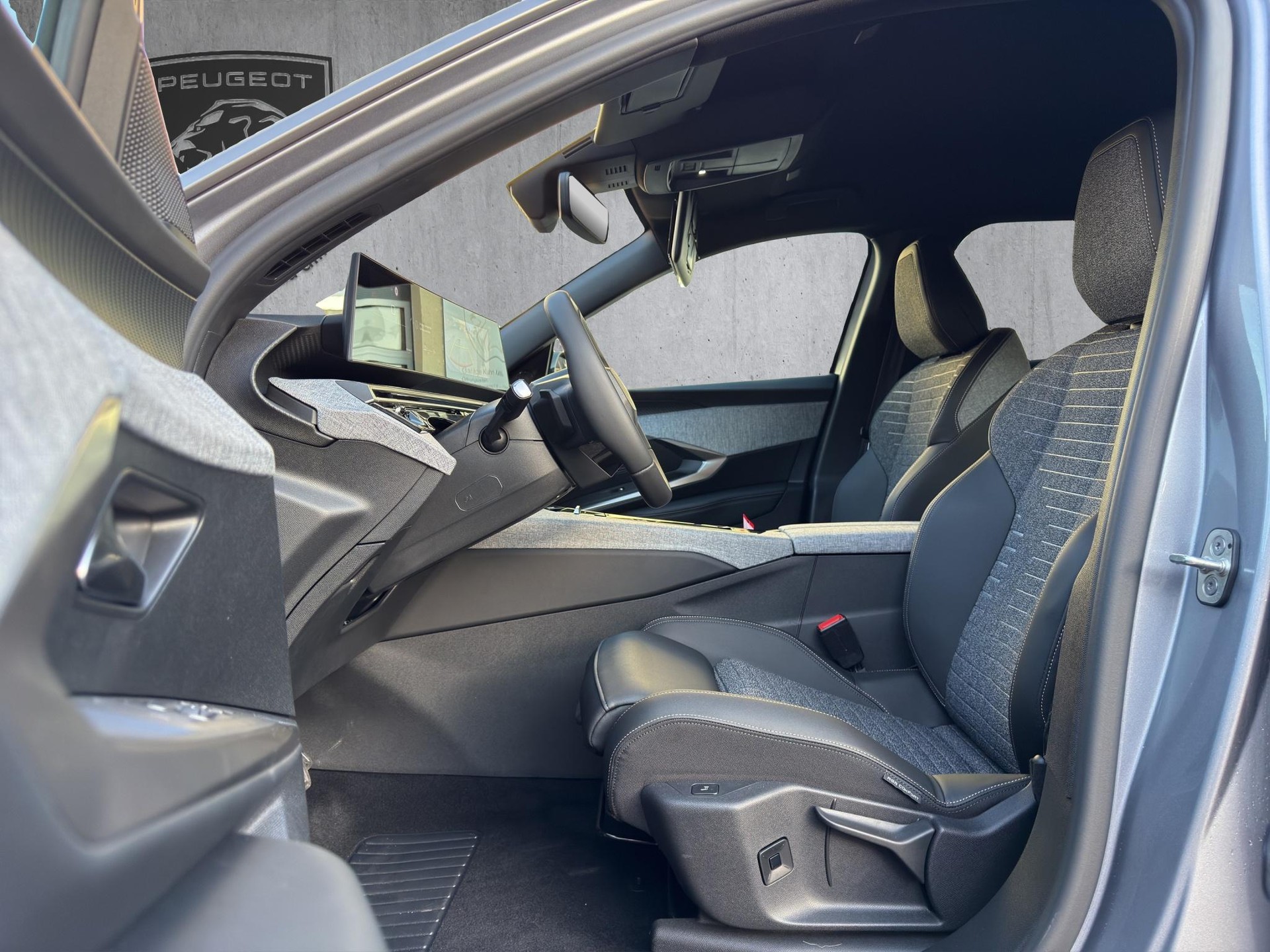 PEUGEOT 5008 1.2 Hybrid Allure Premium-image-8