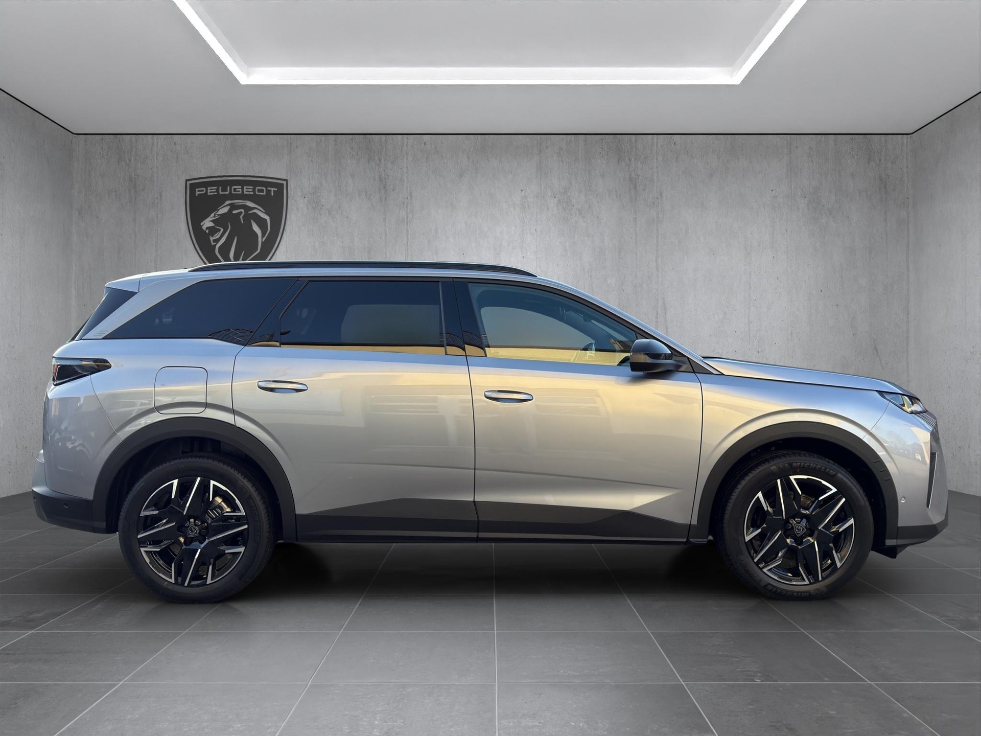 PEUGEOT 5008 1.2 Hybrid Allure Premium-showroom-element-3