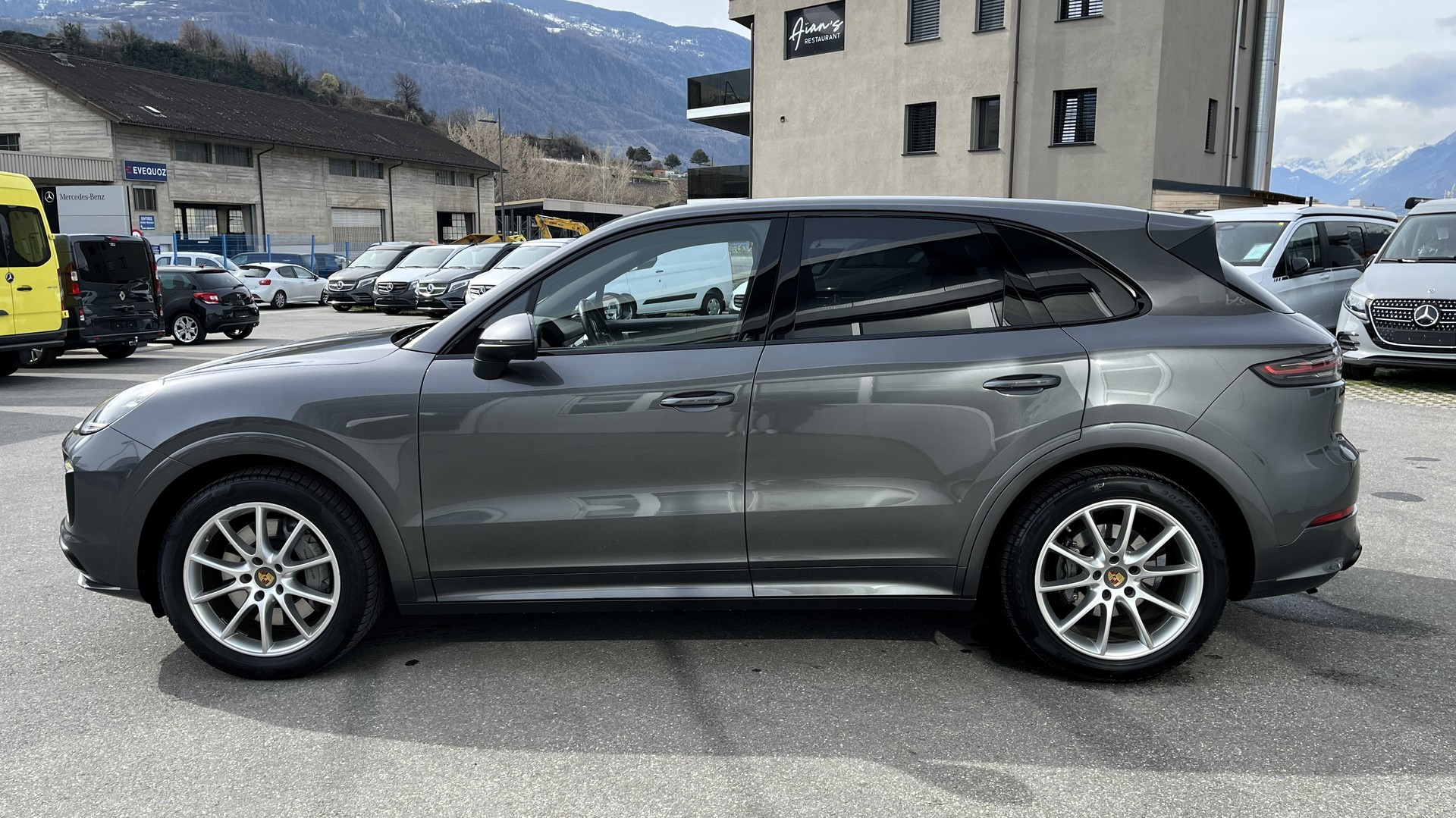 PORSCHE Cayenne S-showroom-element-3