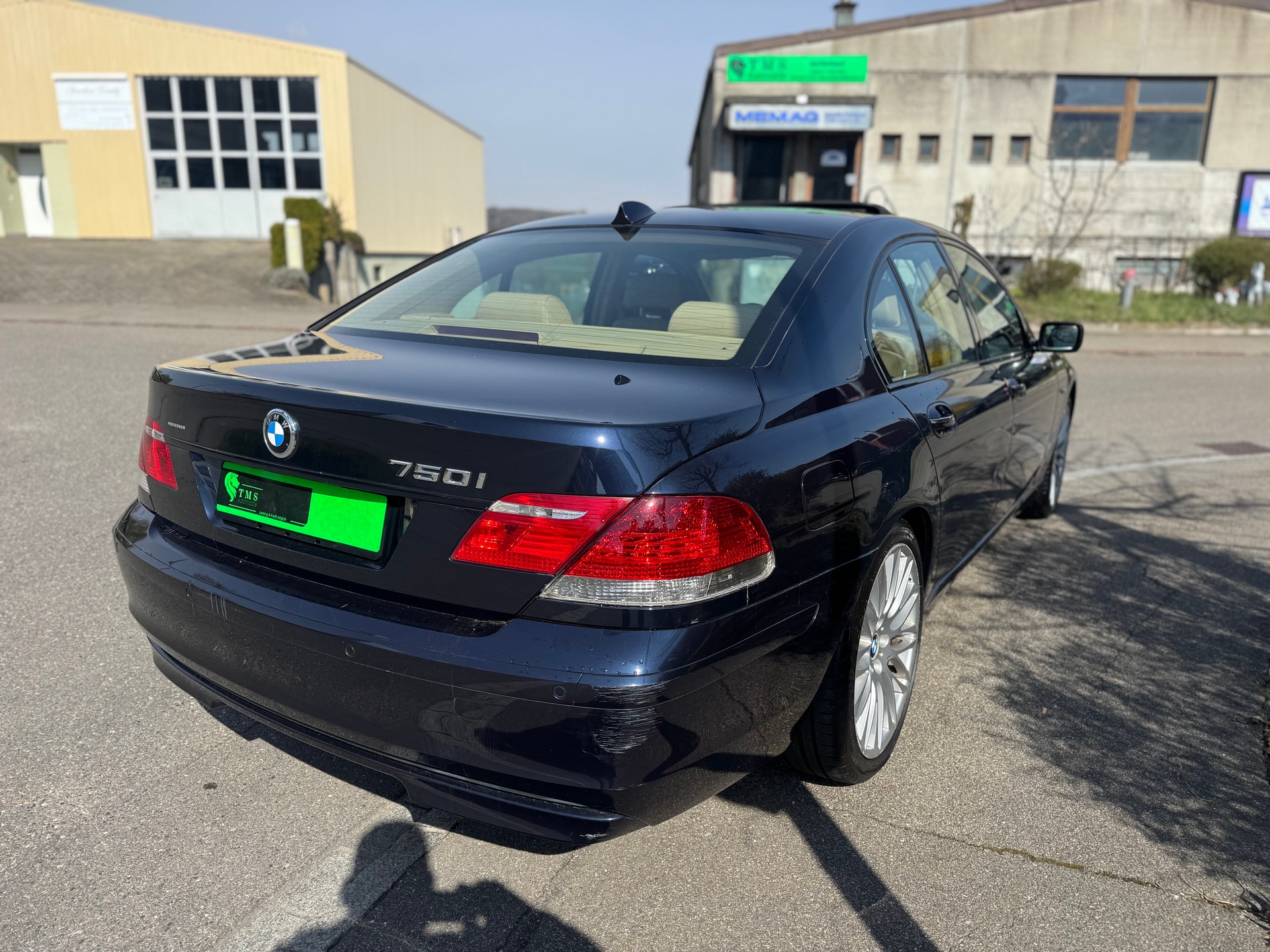 BMW 750i-image-3