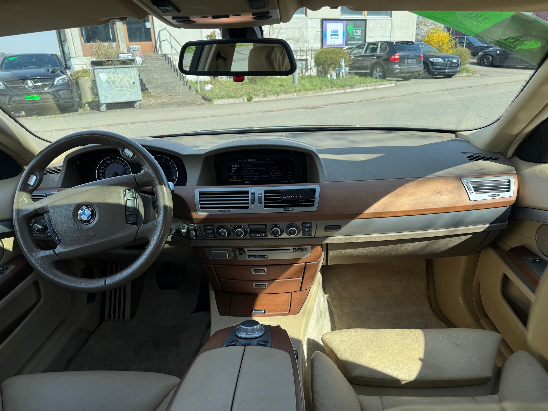 BMW 750i-image-9