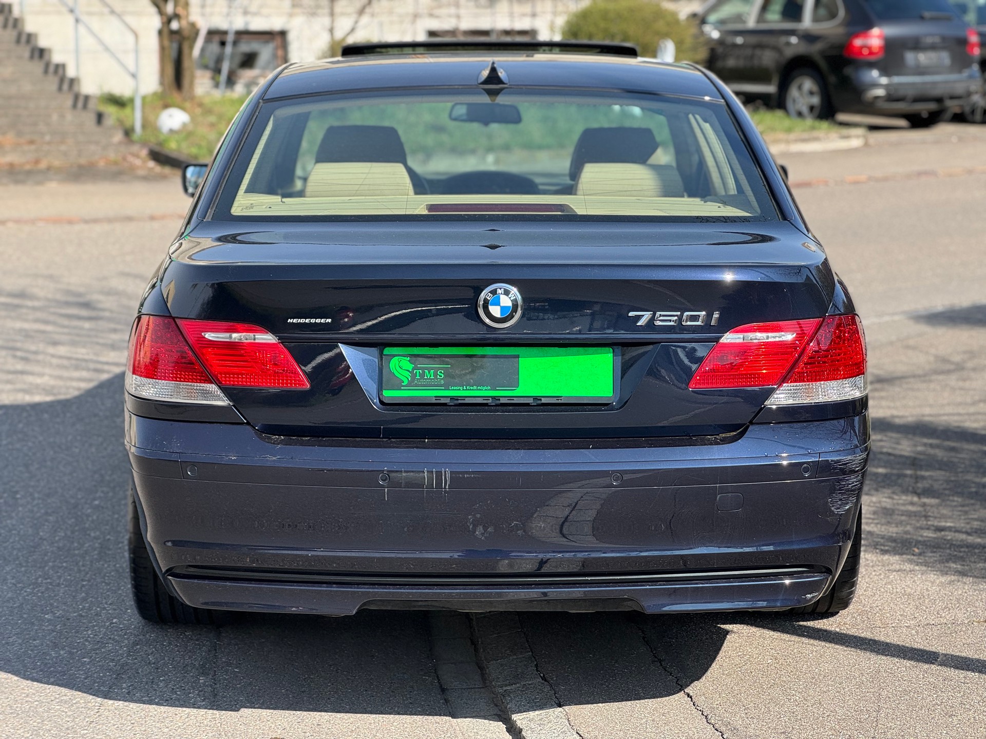 BMW 750i-image-4