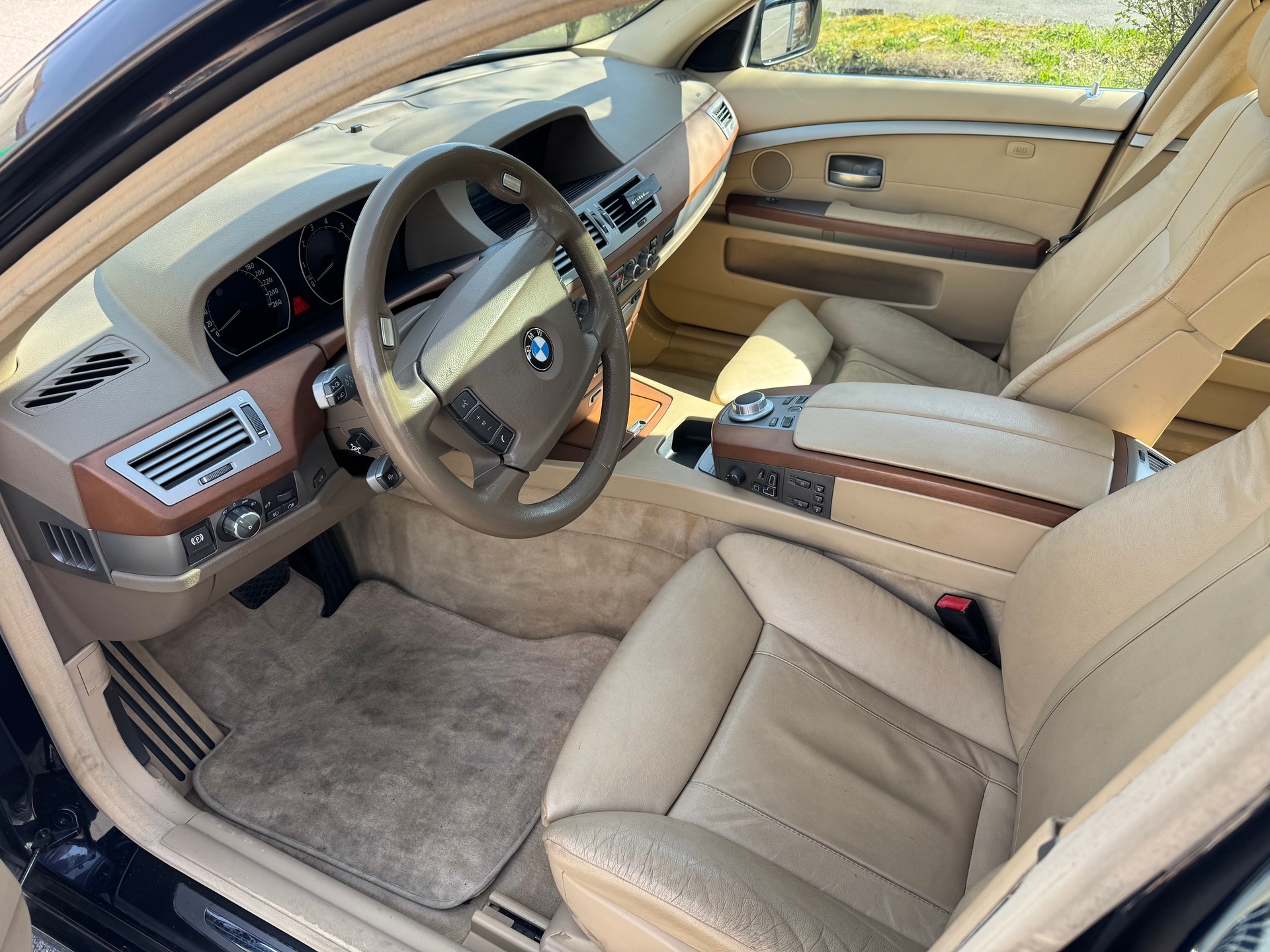 BMW 750i-image-6