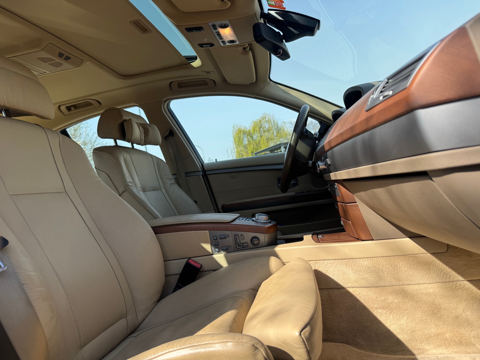 BMW 750i-image-8