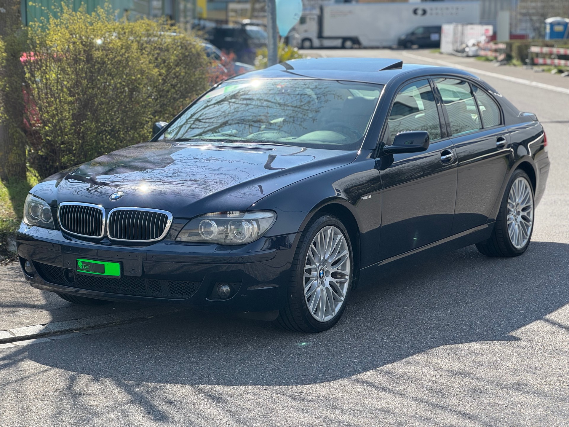 BMW 750i-image-2