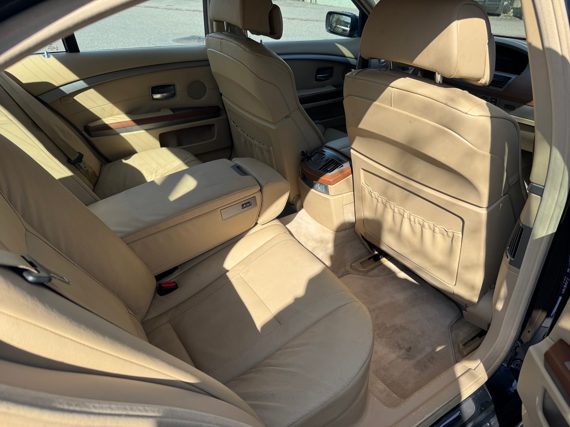 BMW 750i-image-10