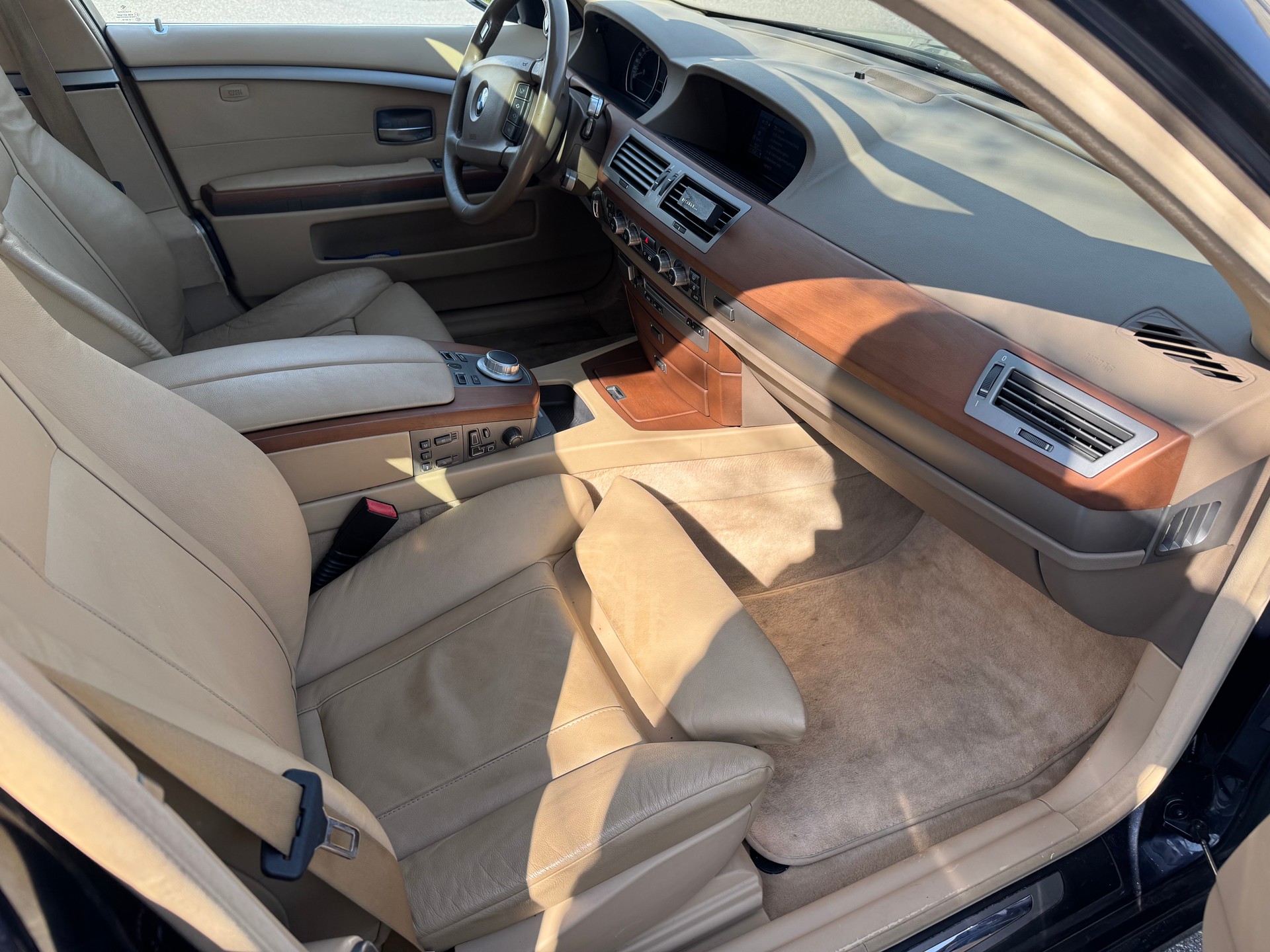 BMW 750i-image-7