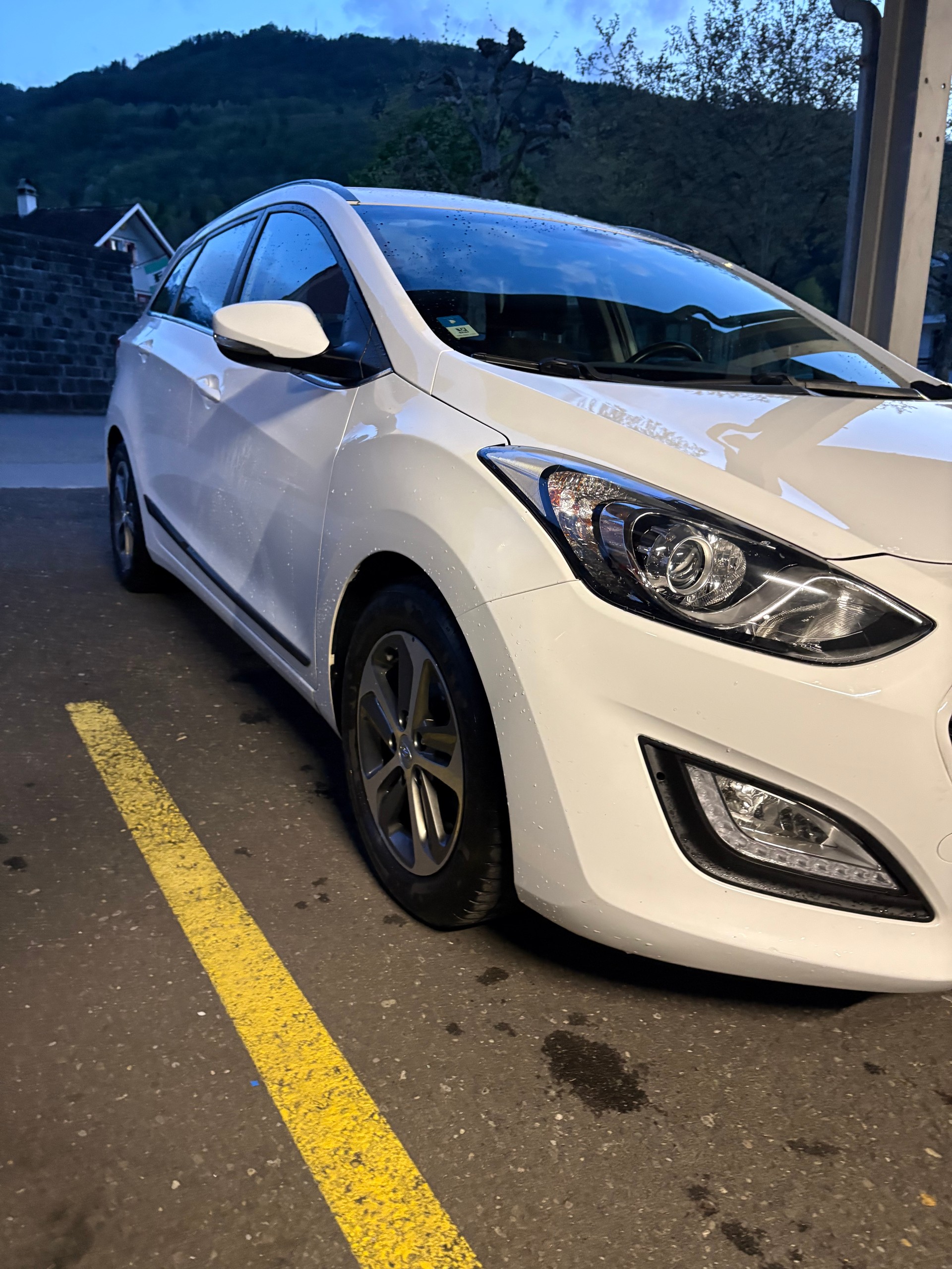 HYUNDAI i30 Wagon 1.6 CRDi Amplia Automatic DCT-image-1