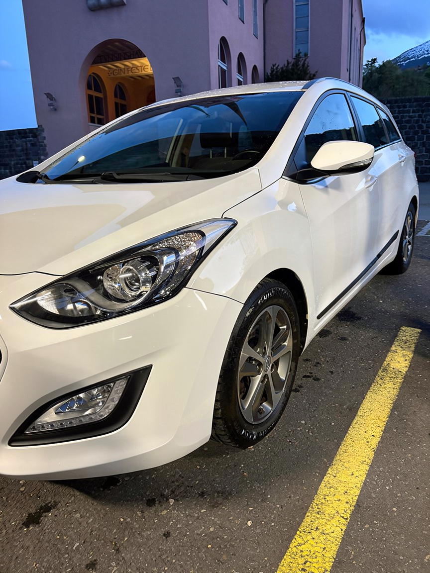 HYUNDAI i30 Wagon 1.6 CRDi Amplia Automatic DCT-image-2
