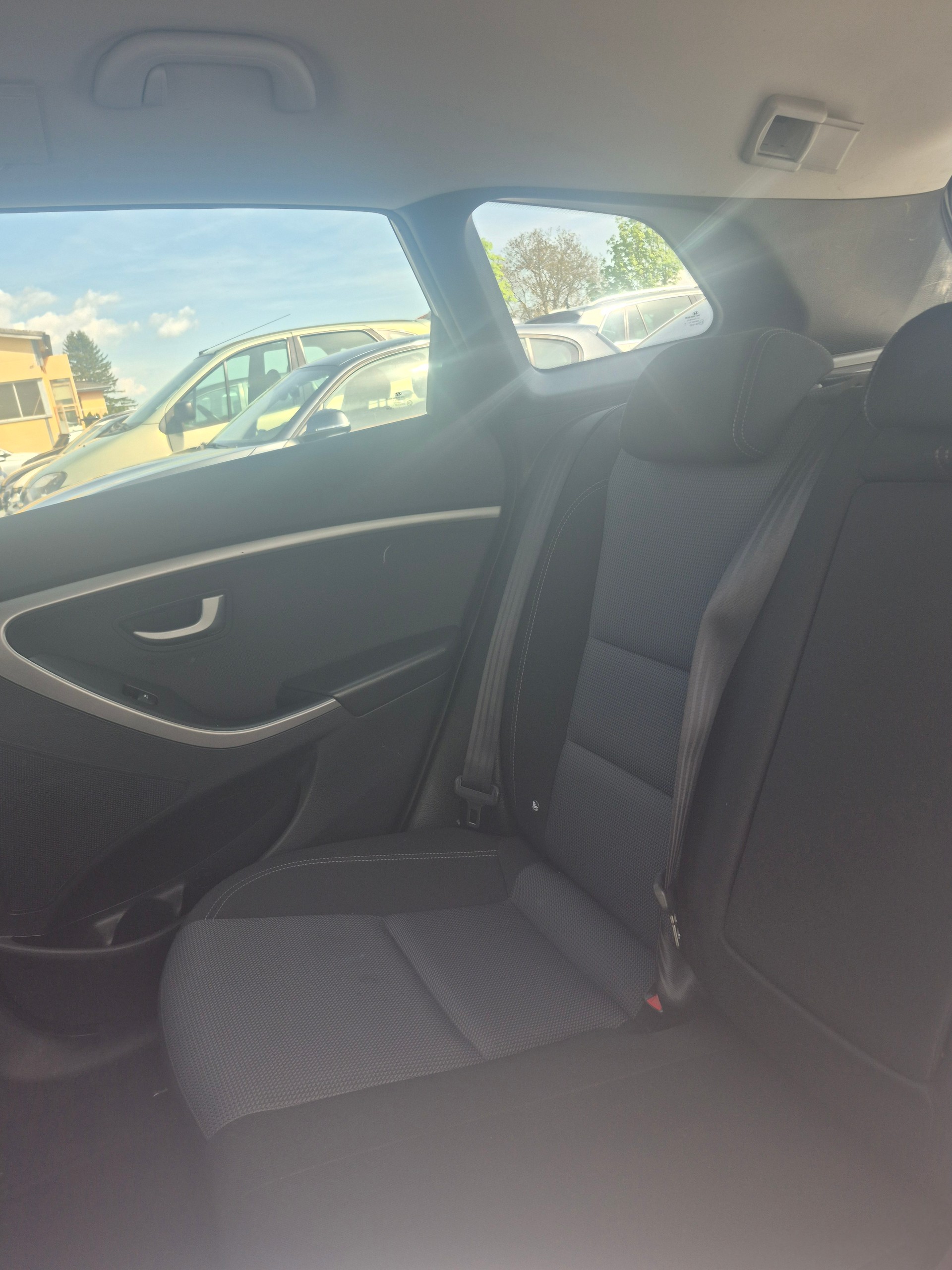HYUNDAI i30 Wagon 1.6 CRDi Amplia Automatic DCT-image-8