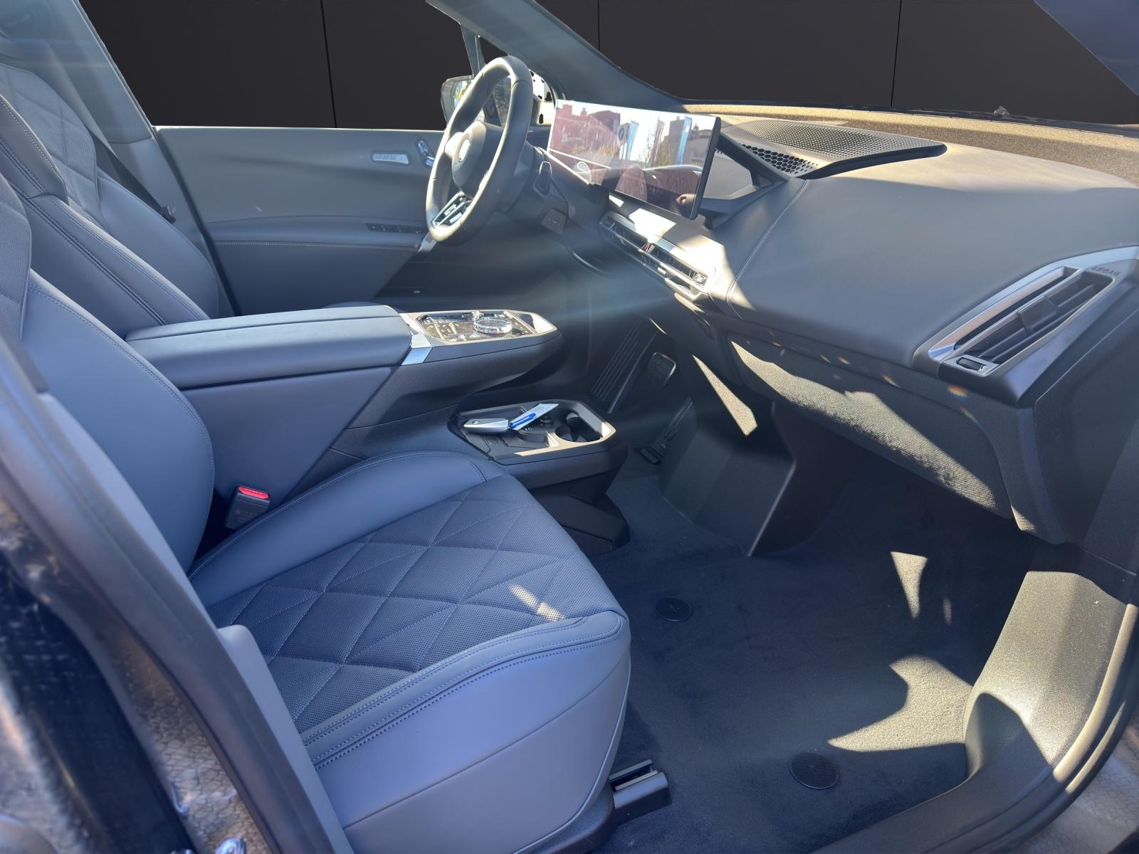 BMW iX xDrive60-image-11